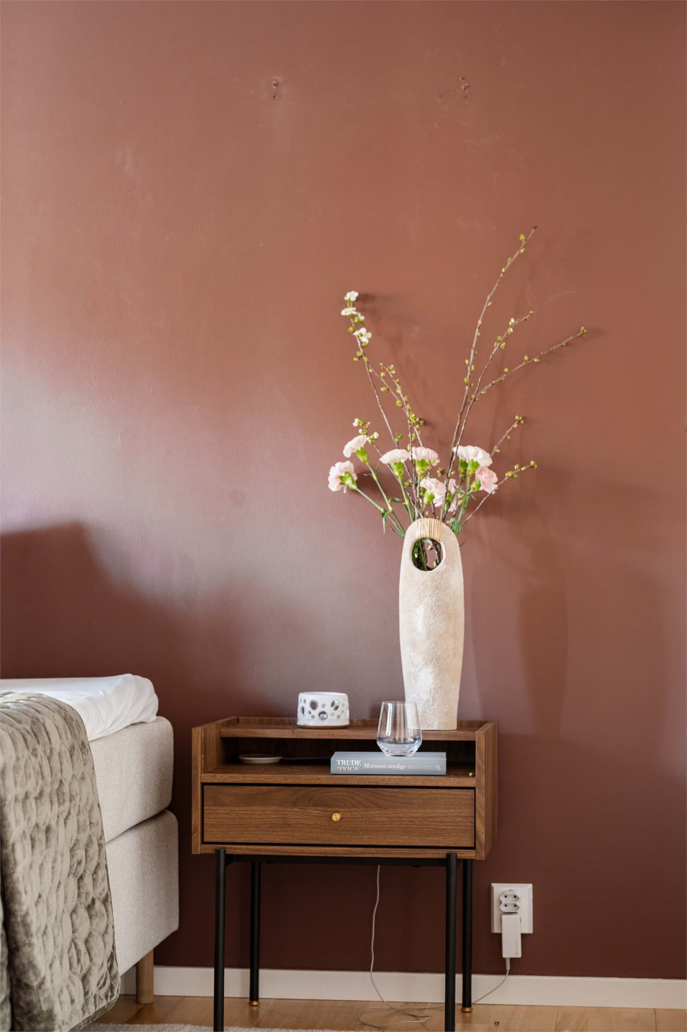 Soverommene har parkett på gulv og glatte, malte veggflater.