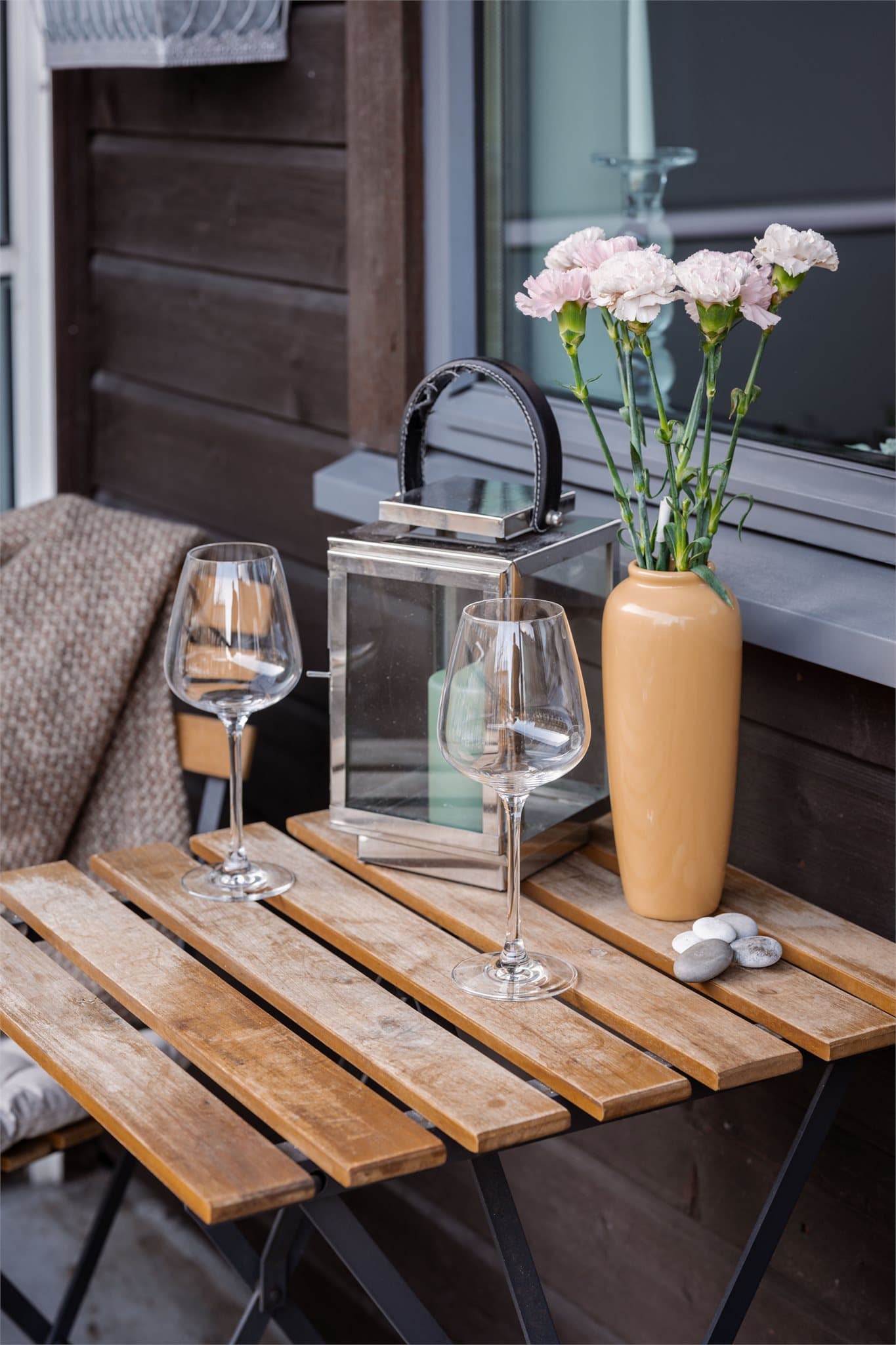 Her er det god plass til en hyggelig sittegruppe for å nyte sommerdagene.