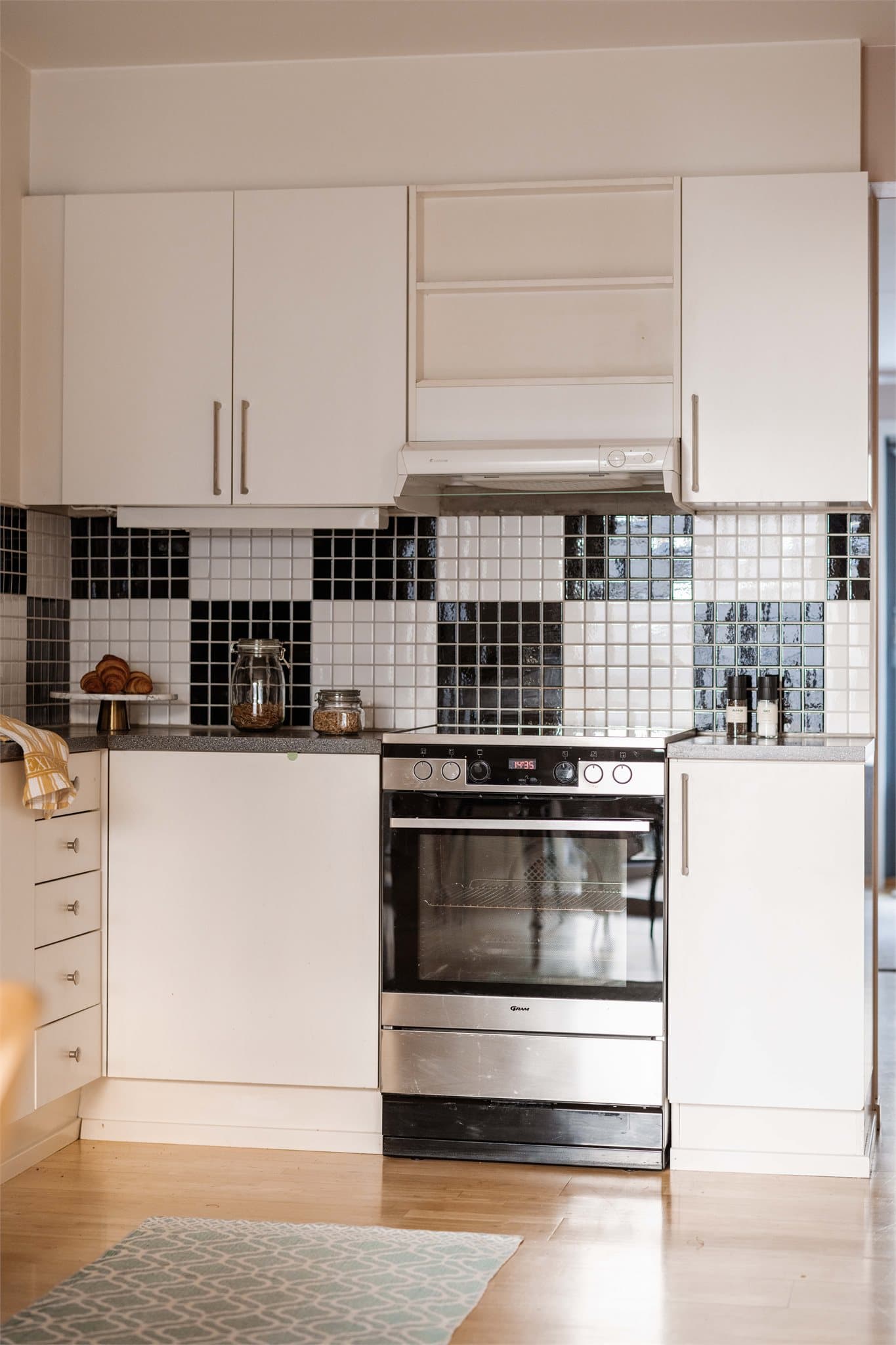 Innredningen har glatte, folierte fronter, fliser over benken og opplegg for hvitevarer.