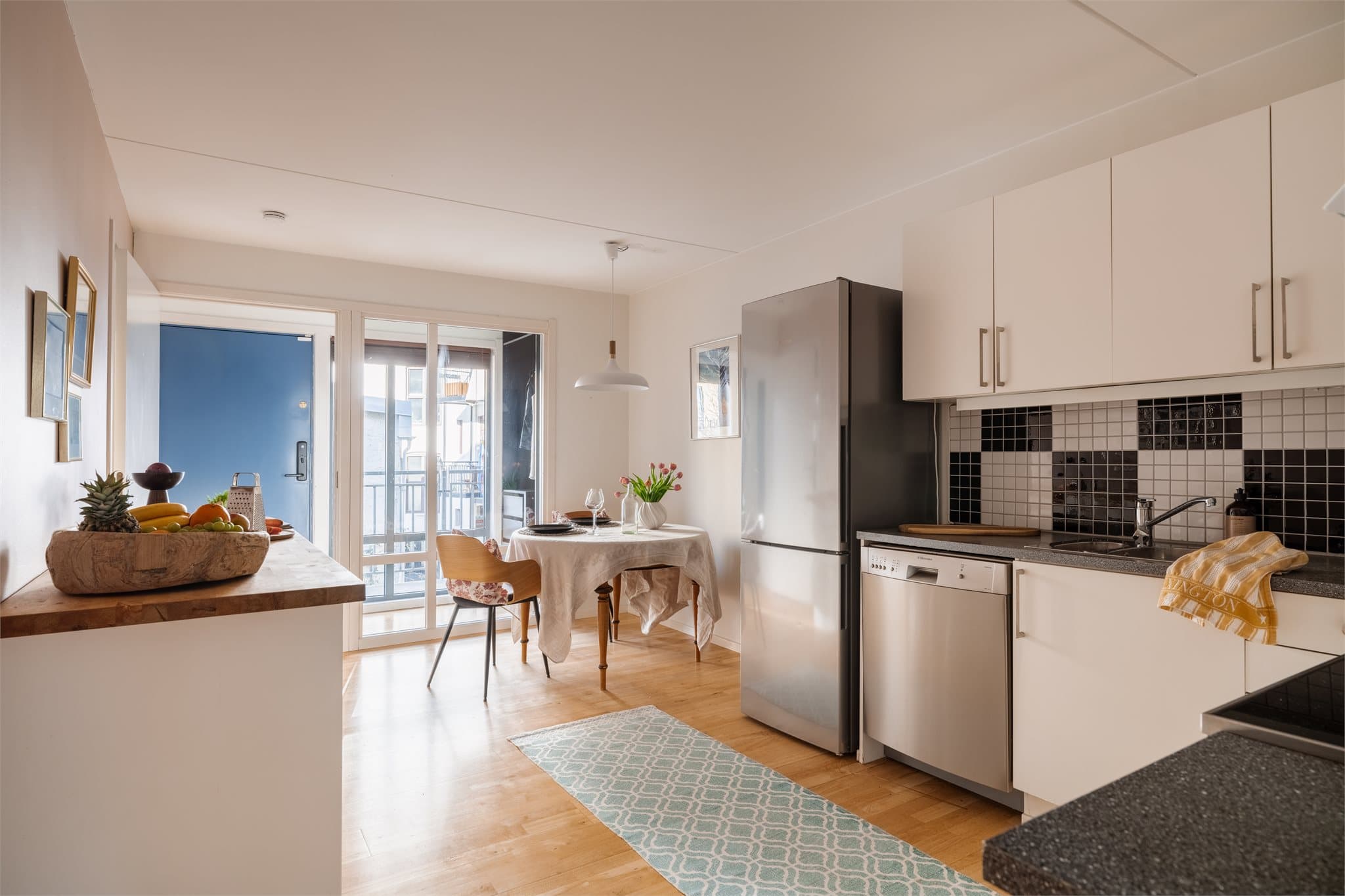 Kjøkkenet er et eget, funksjonelt rom med plass til en liten spiseplass.