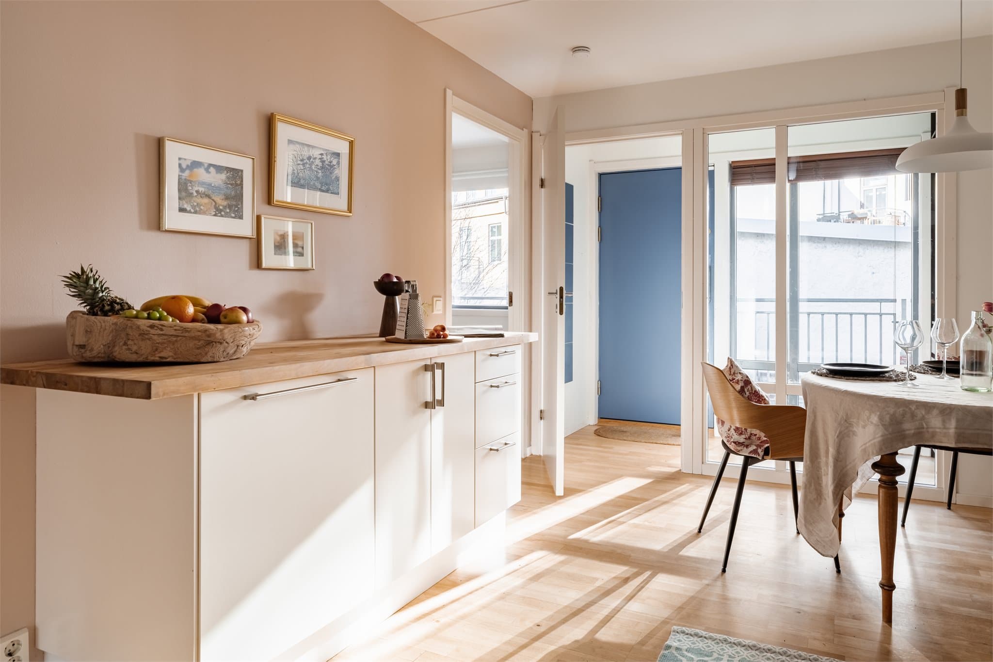 En lys, gjennomgående og sjarmerende 3-roms leilighet.