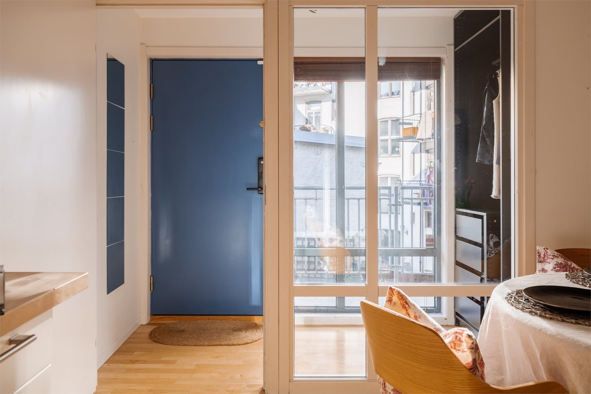 Entréen har en brann- og lydklassifisert dør med elektronisk lås fra Yale Doorman.