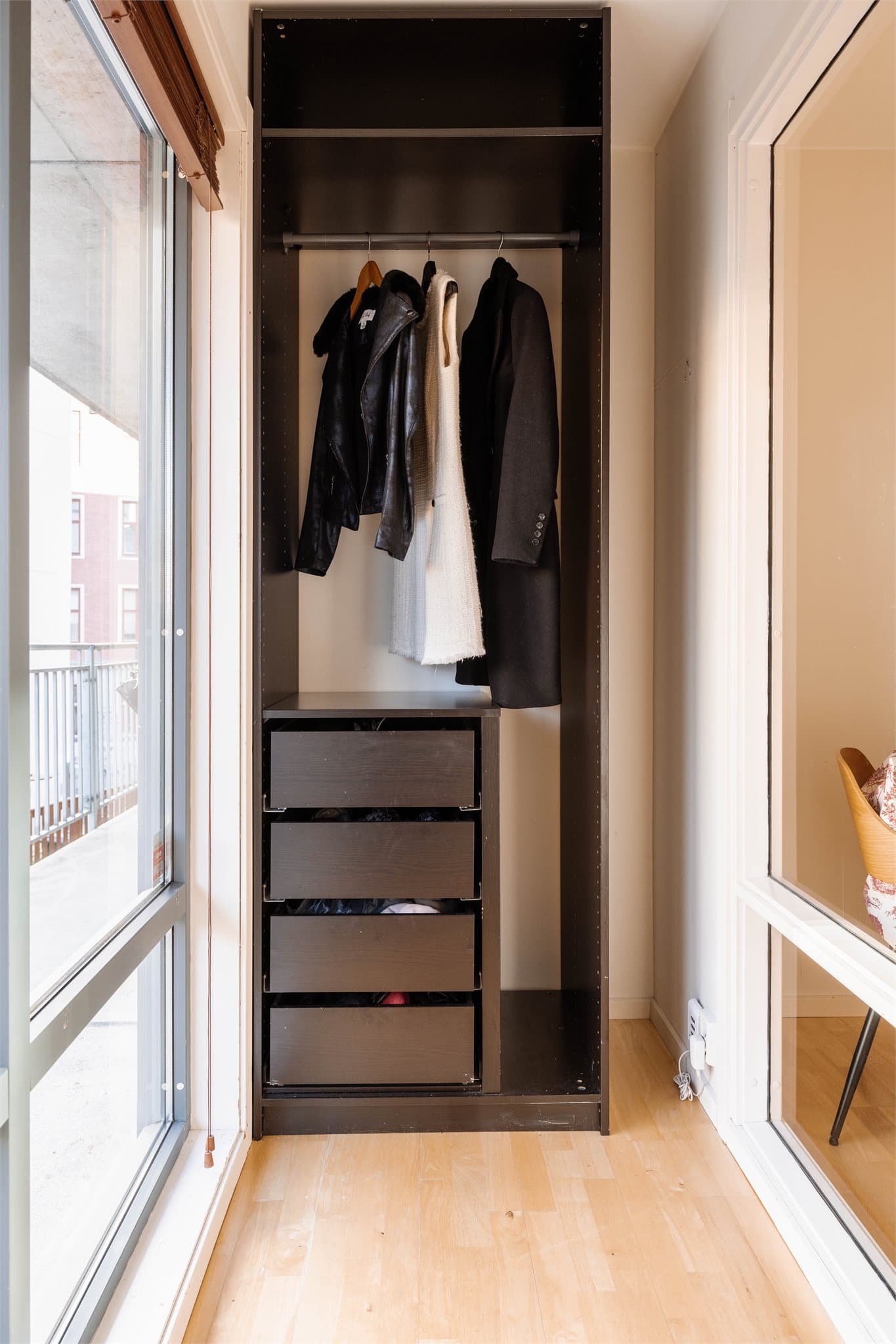 Entrée med plisségardin og god oppbevaring.