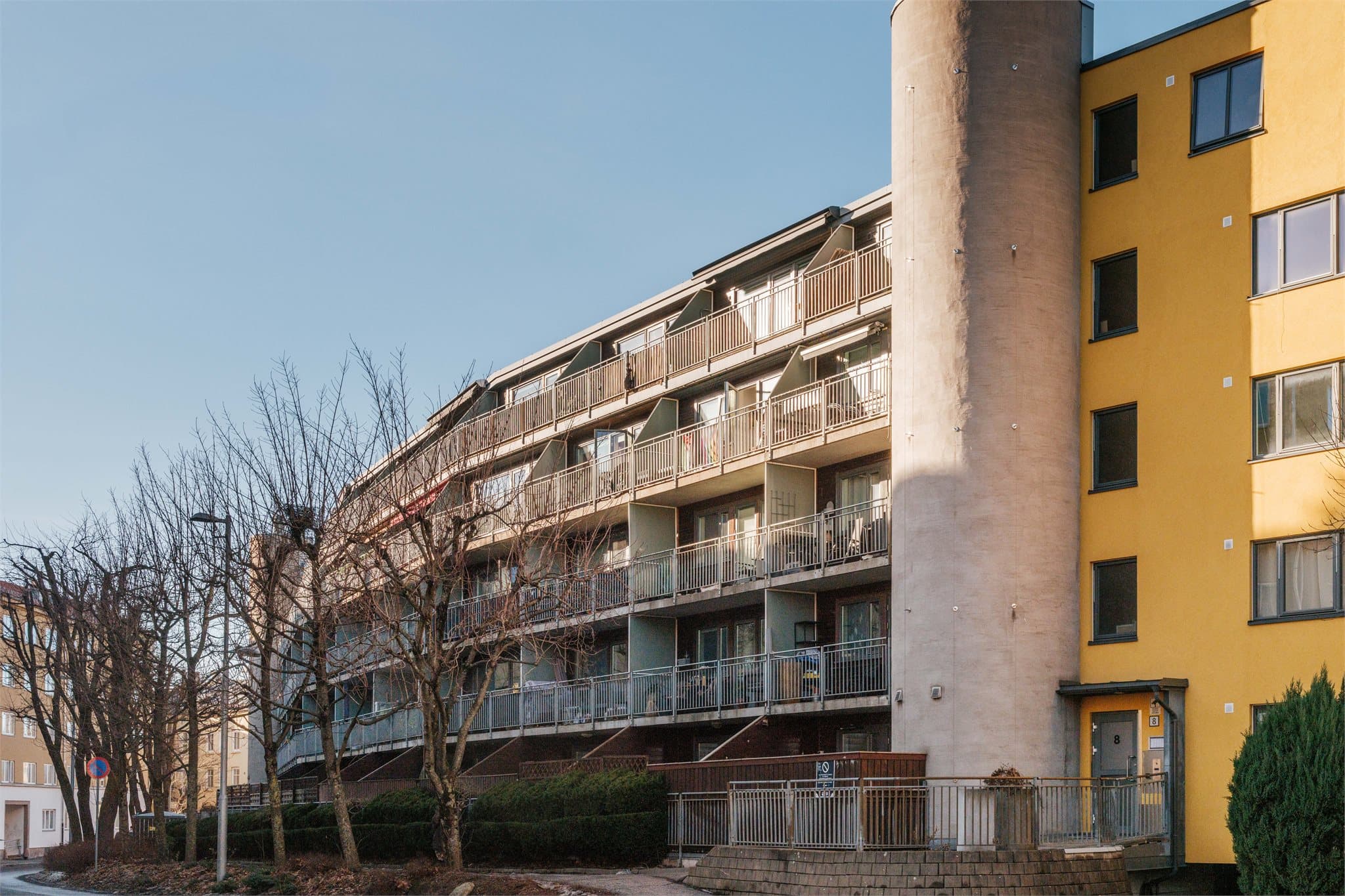 Bygget er fra 1999, og borettslaget består av 90 andeler.