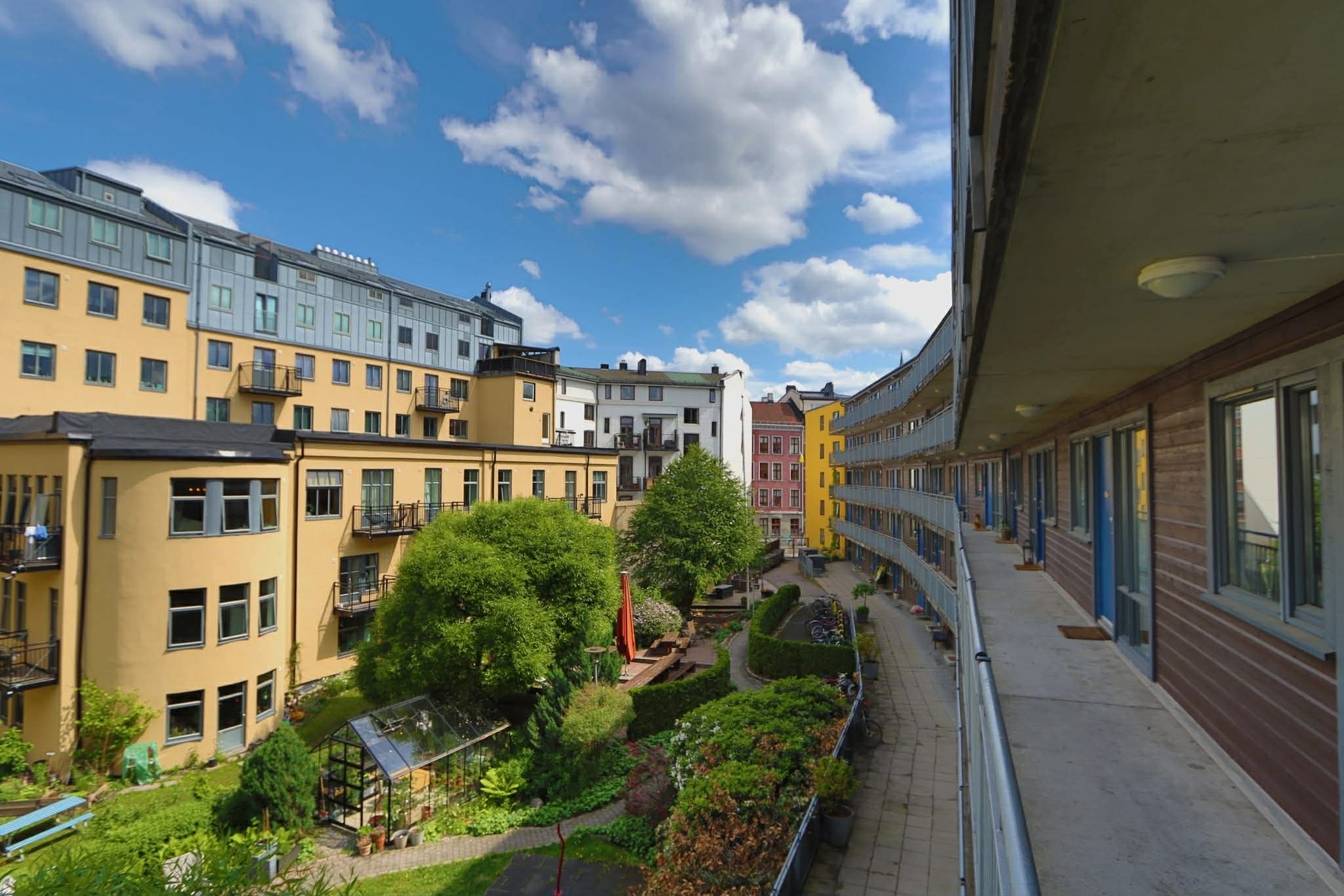 Borettslaget har en pent opparbeidet, felles bakgård med grøntarealer og sittegrupper.