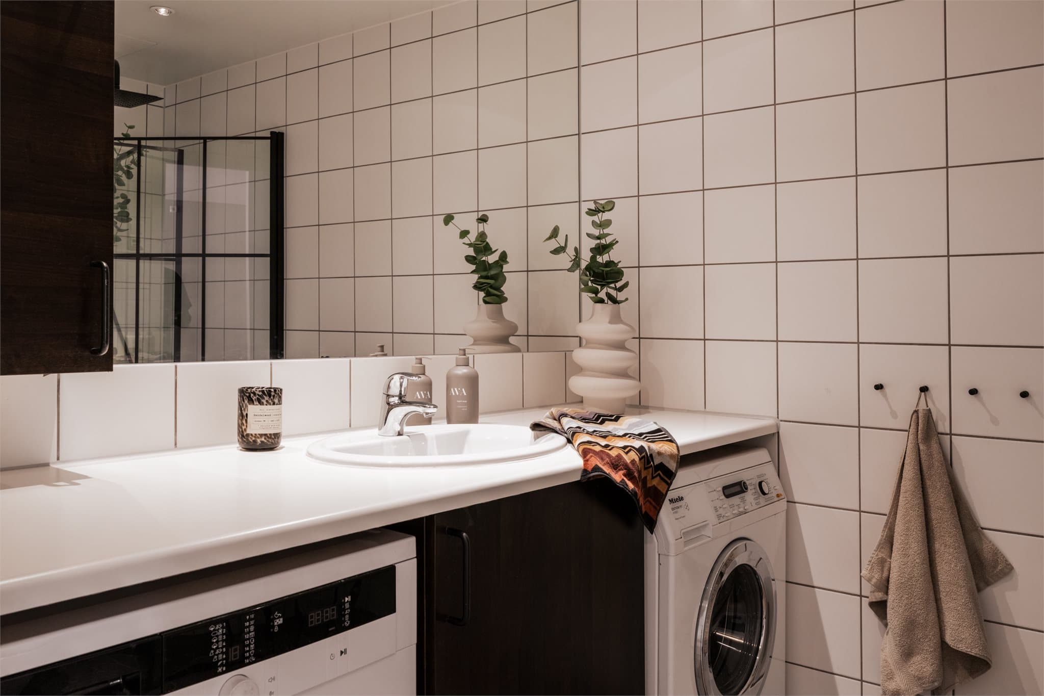 Frontene på baderomsinnredningen ble foliert i 2026.