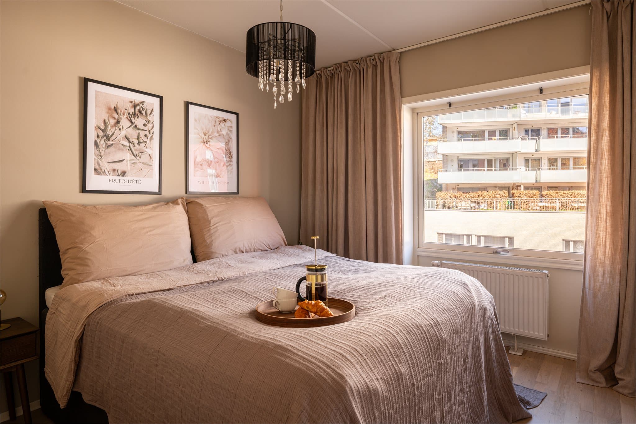 Lunt og innbydende hovedsoverom med god plass til en stort dobbeltseng.