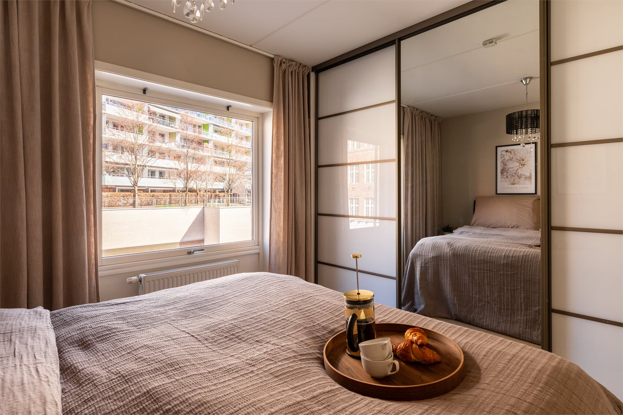 Det store vinduet sørger for godt med naturlig lys.