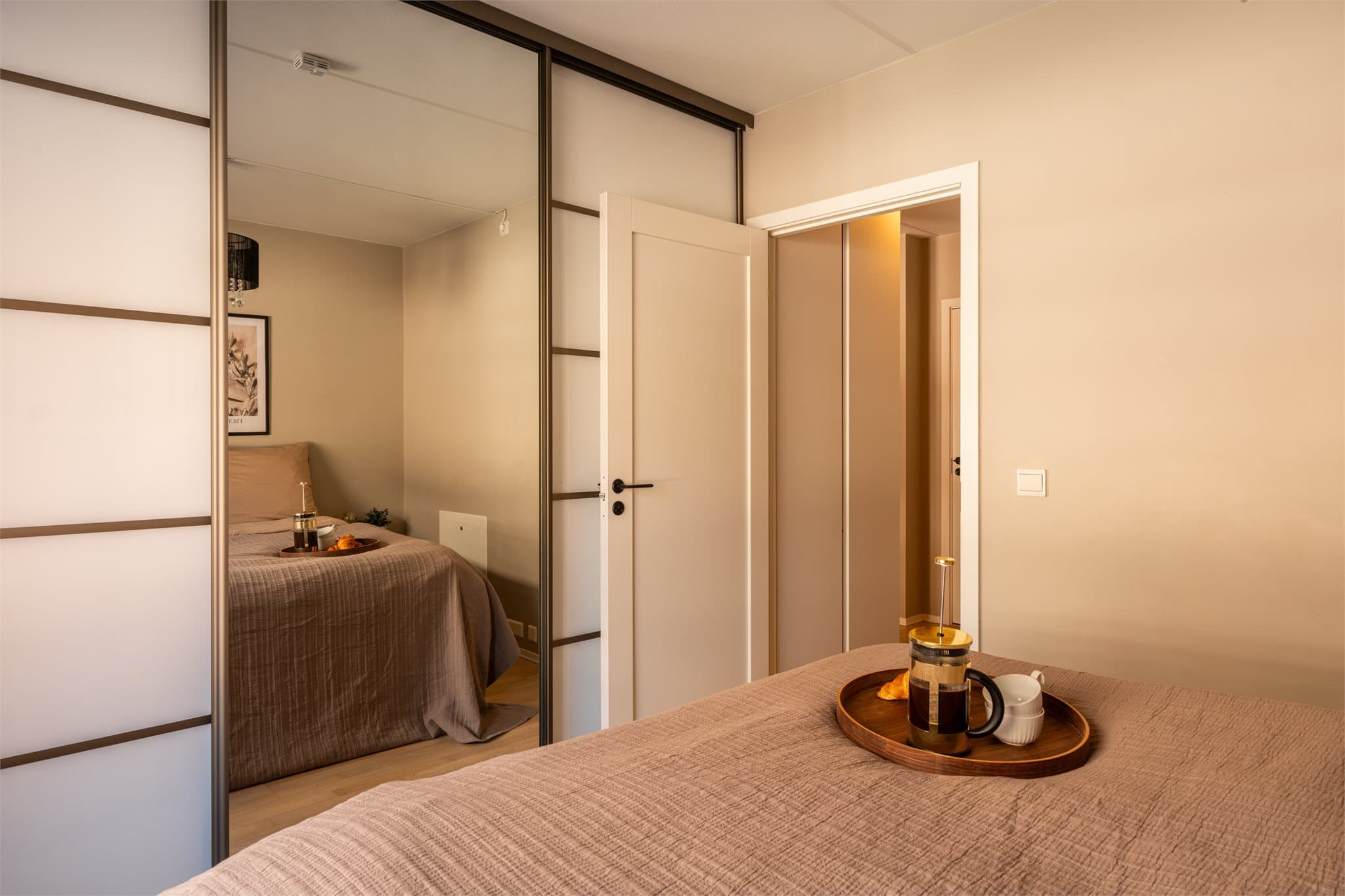 En stor skyvedørsgarderobe sørger for rikelig med lagringsplass.