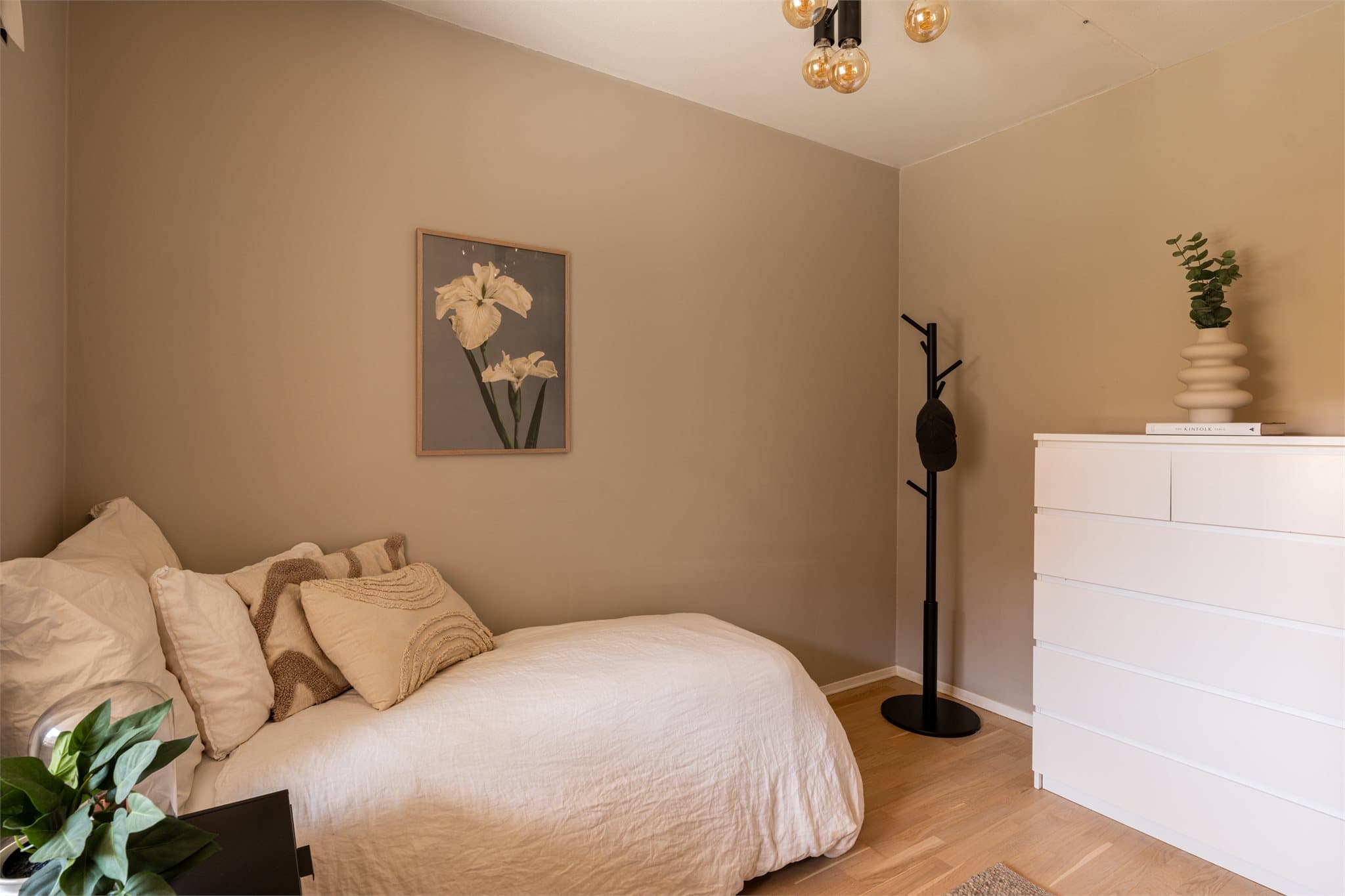 Et lyst og trivelig soverom med plass til det dere måtte ønske.