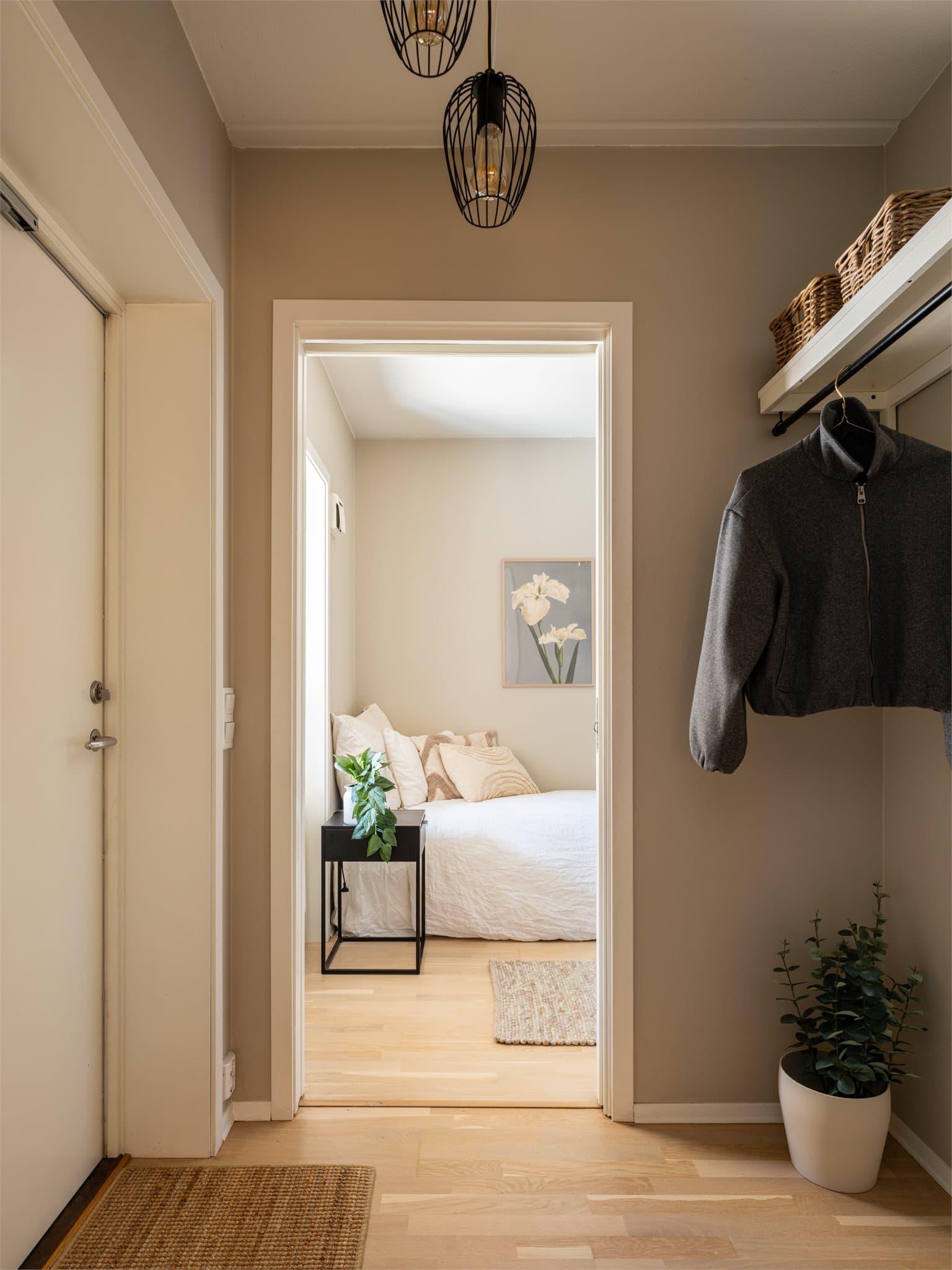 Soverom 2 har inngang fra entréen.