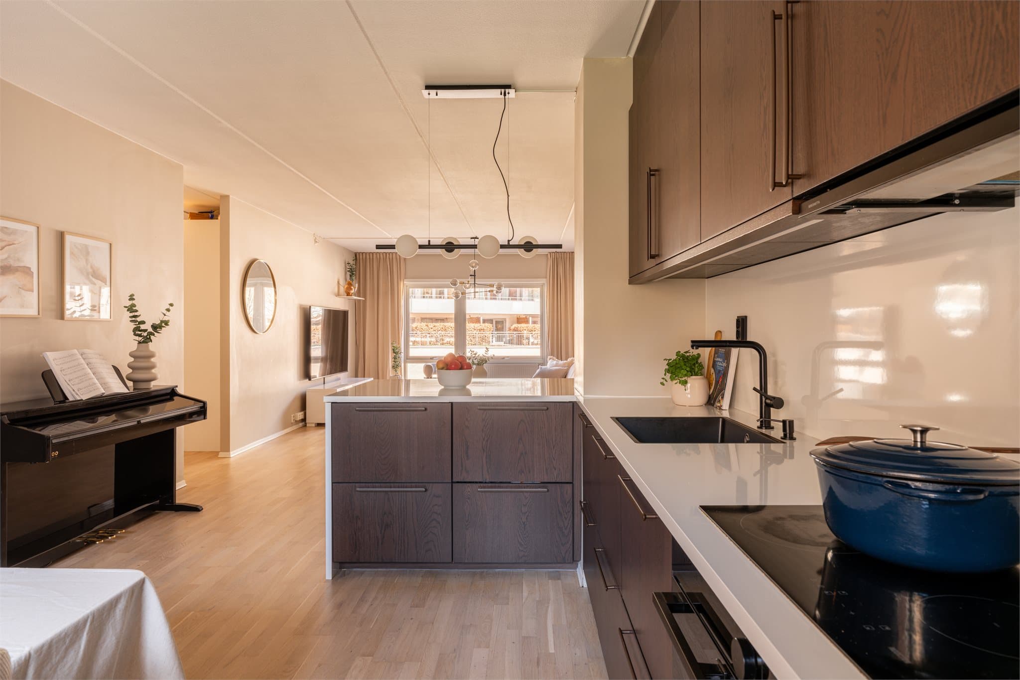 Et lyst og innbydende oppholdsrom med store vindusflater på begge sider.