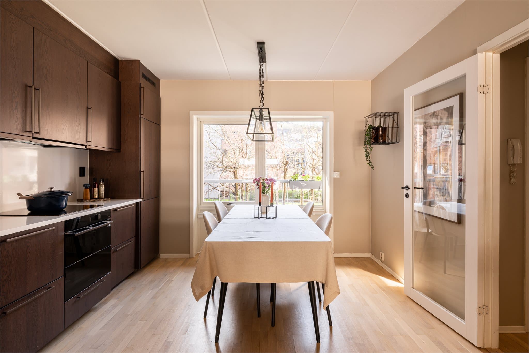 Spiseplassen her blir en favoritt, og et fint sted for de daglige måltidene, lekselesing og hyggelige middager med familie og venner.