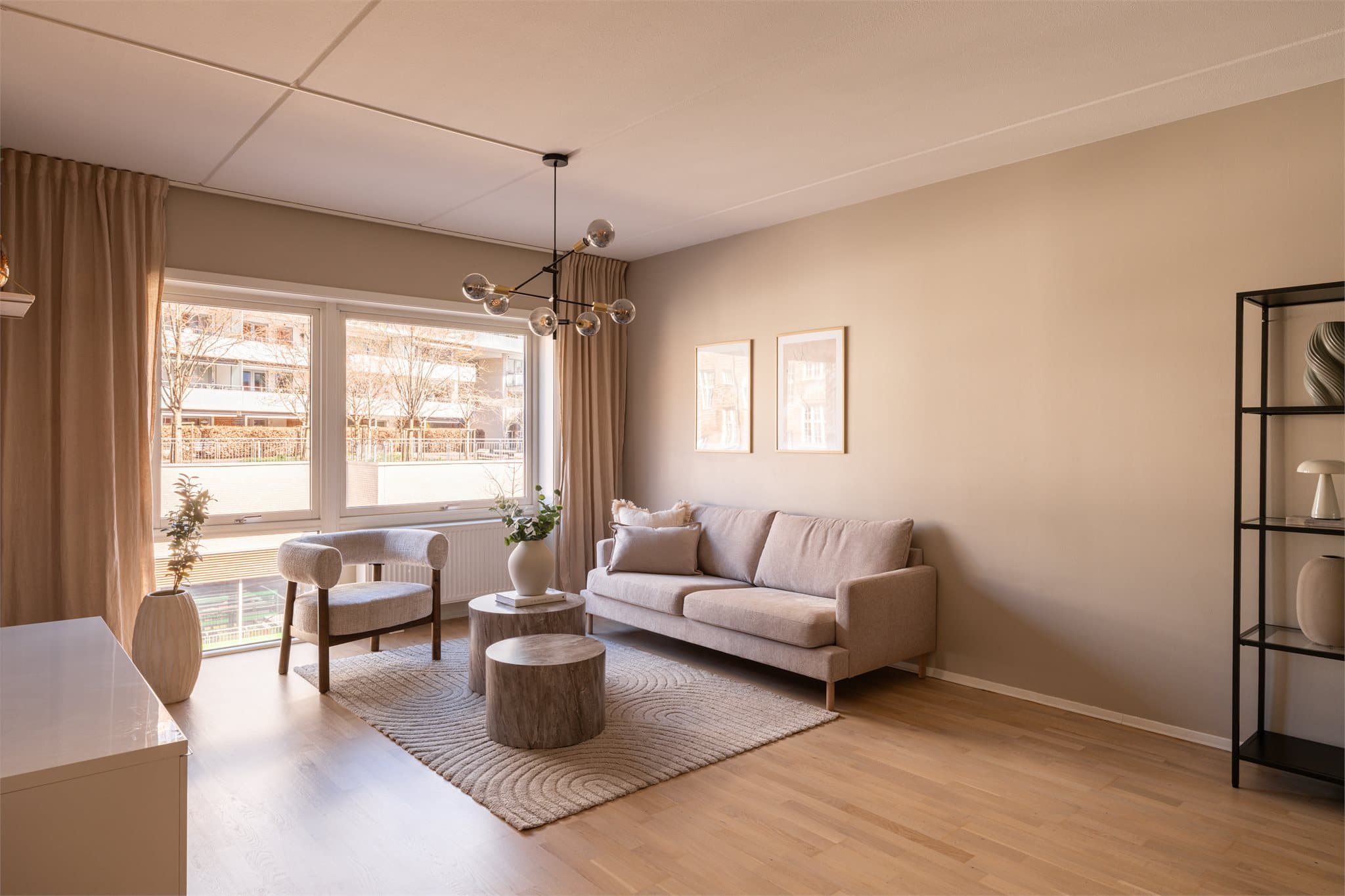 Stuen er delikat med lyse overflater, eikeparkett og god plass til en romslig sofagruppe.