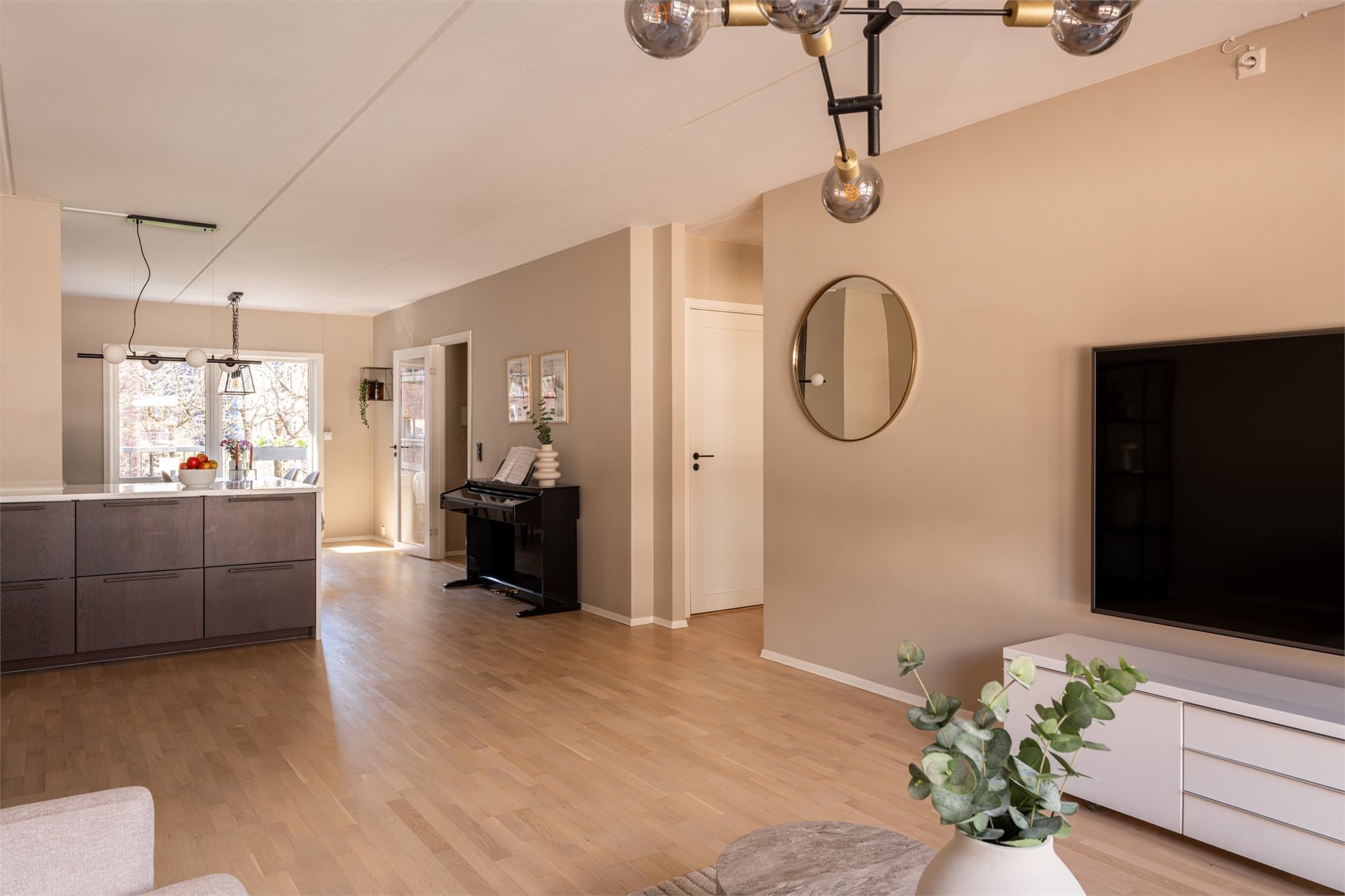 Kjekt å vite er at TV og internett er inkludert, mens strøm, oppvarming og varmtvann betales a konto.