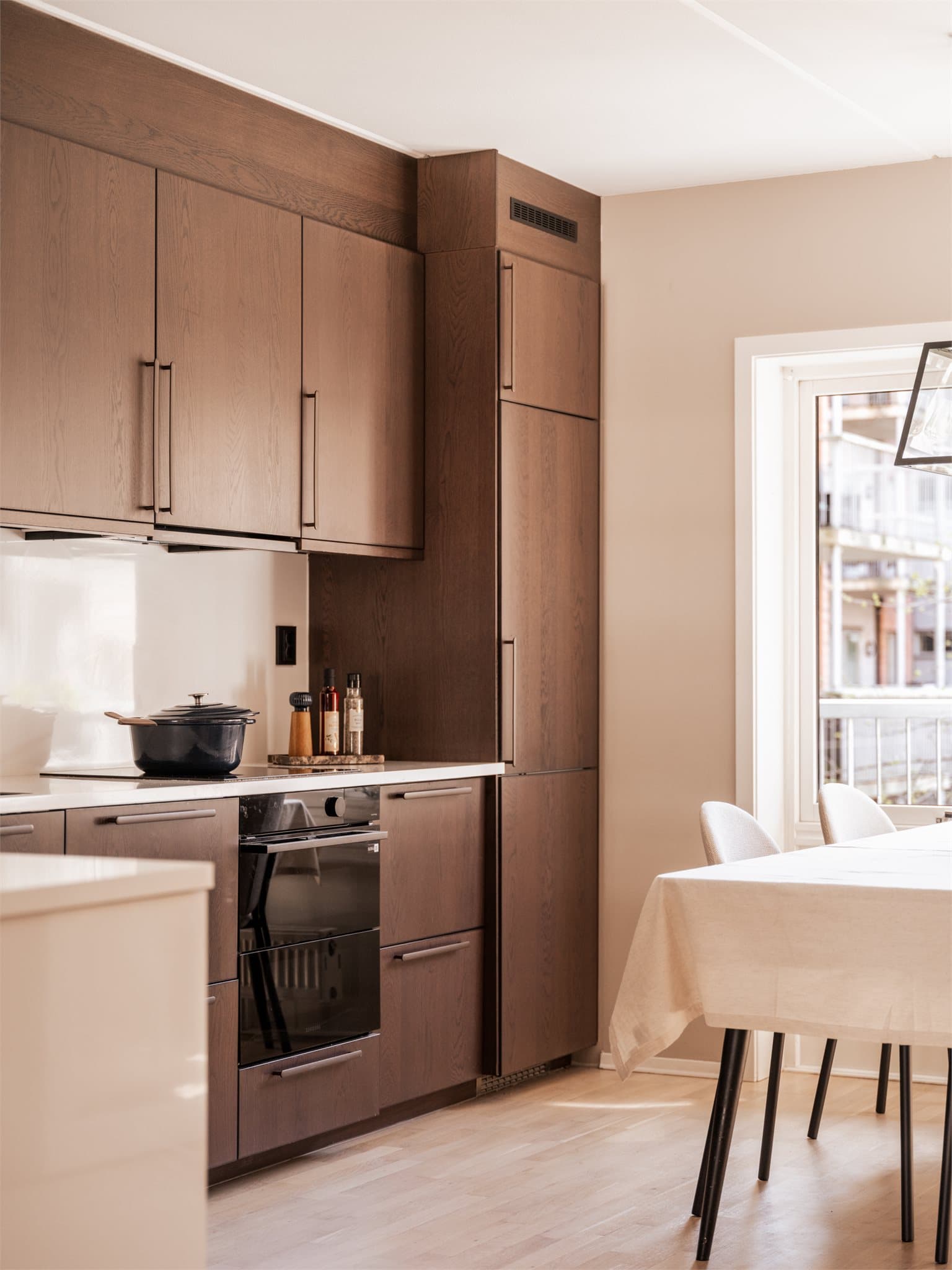 Kjøkkenet har integrerte hvitevarer som oppvaskmaskin, stekeovn, induksjon koketopp, kjøleskap og eget fryseskap.