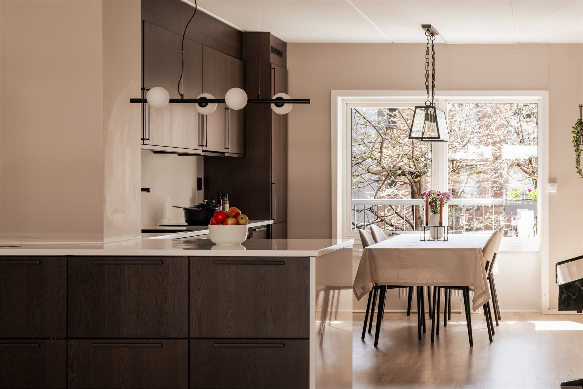 Kjøkkenet er nytt fra 2023 og fremstår svært innbydende med lekre materialvalg.