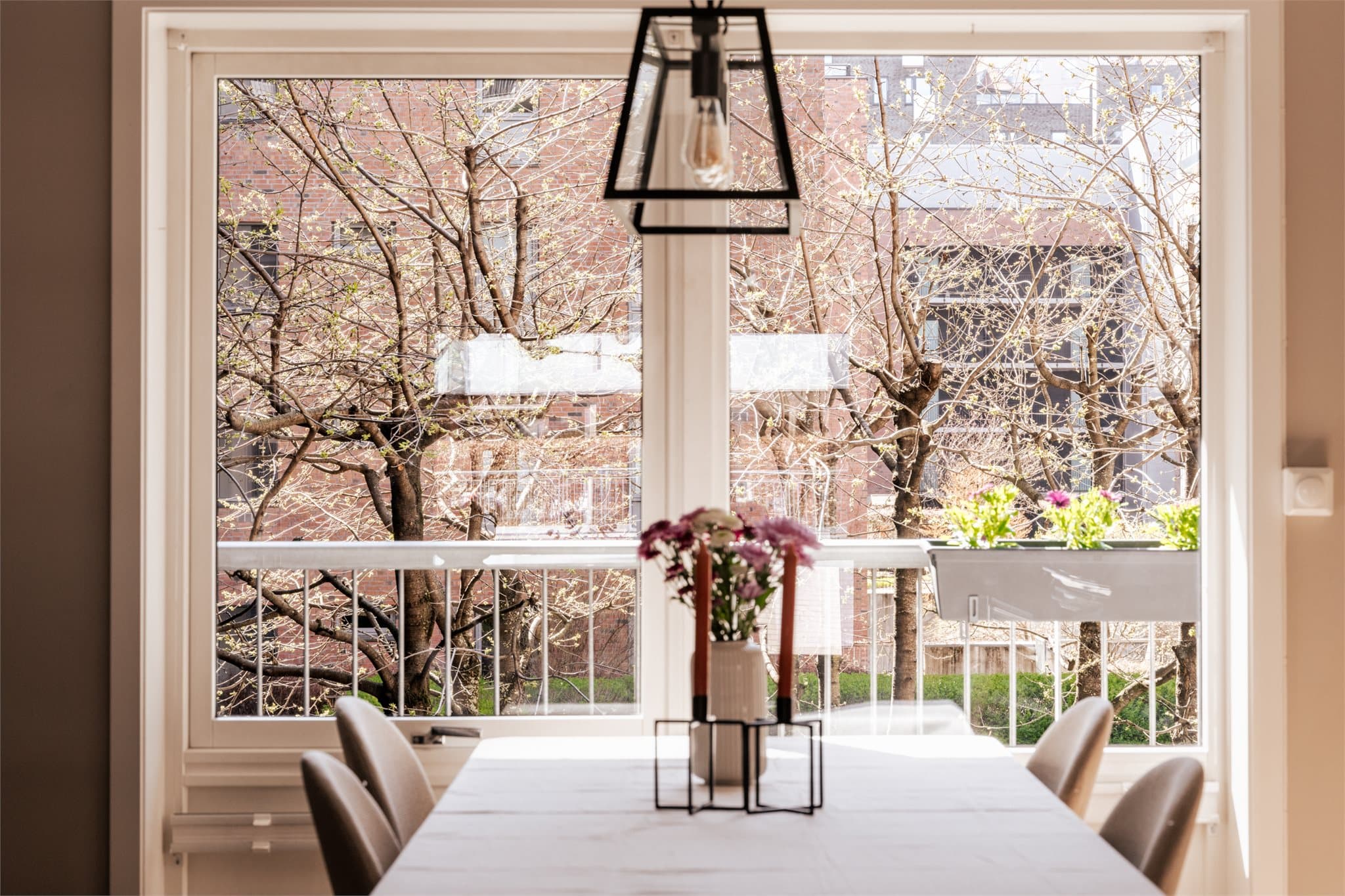 Store, flotte vinduer slipper inn mye naturlig lys til rommet.