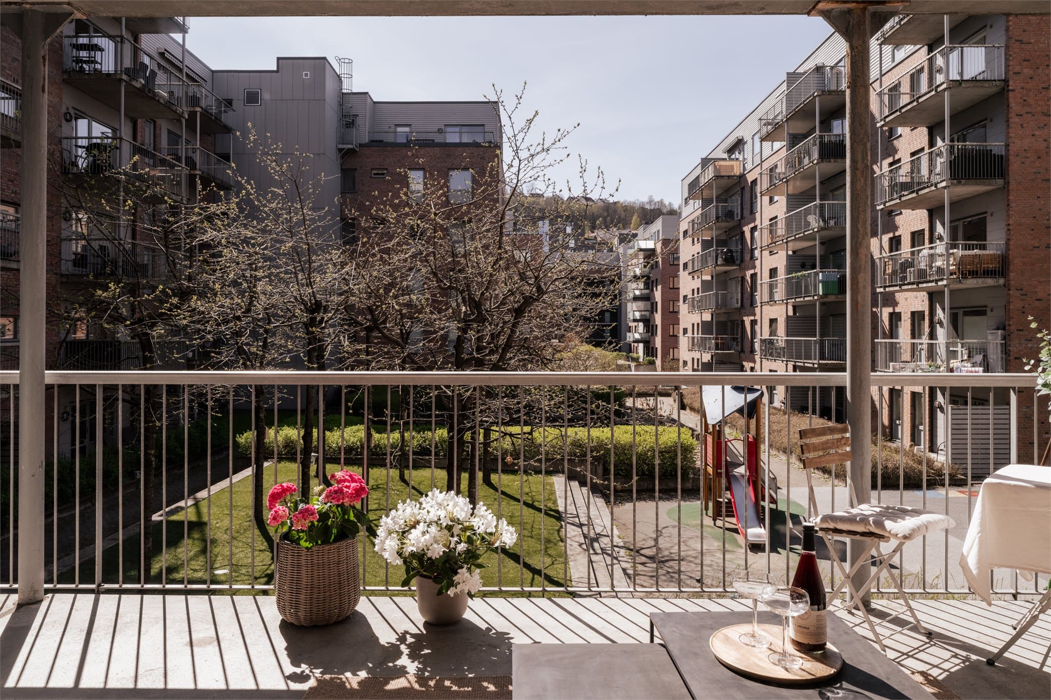 Nå som våren endelig er her, blir det fort grønt og frodig i bakgården.