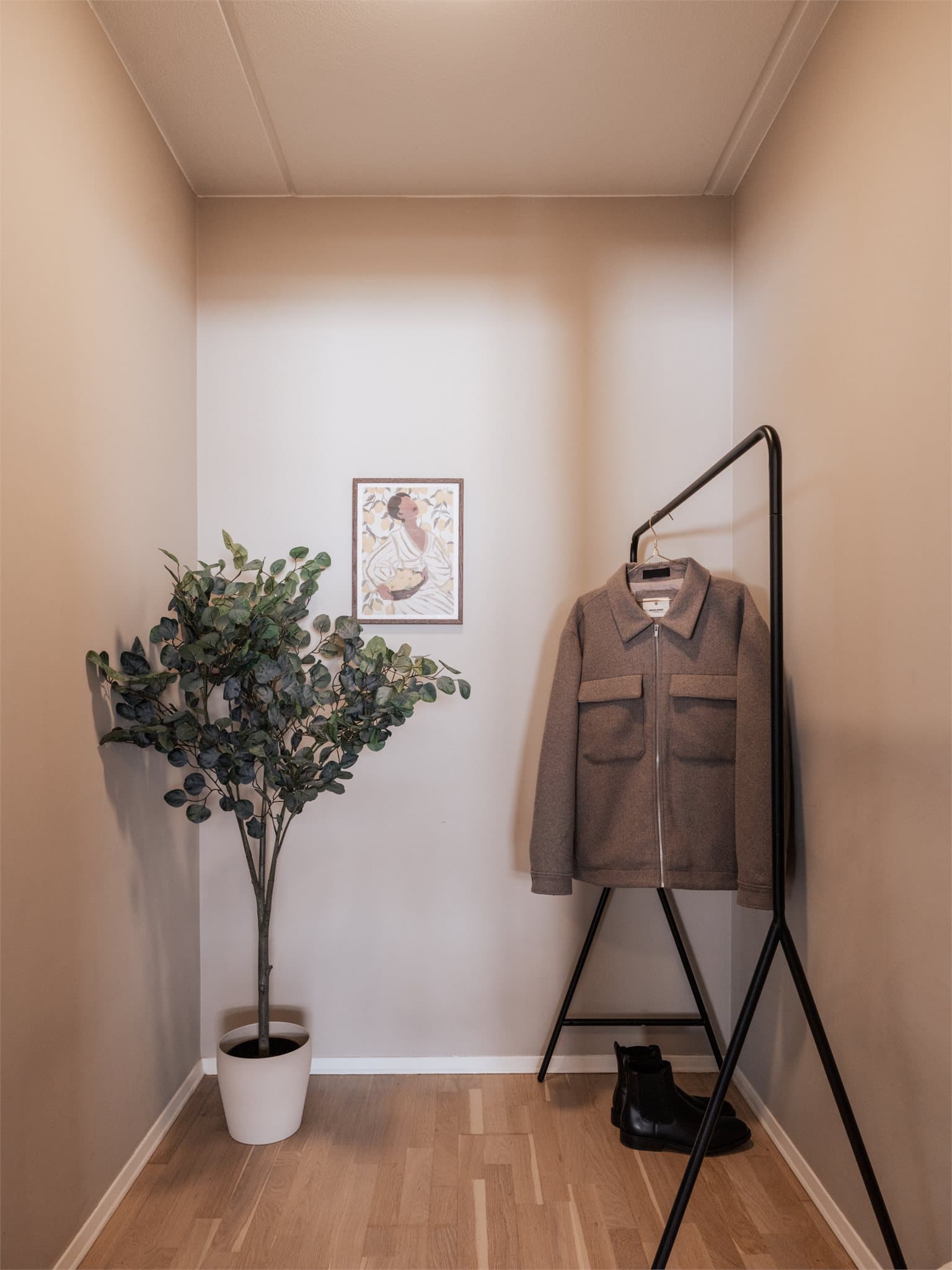 Leiligheten har en romslig innvendig bod med god og praktisk oppbevaringsplass, ideell for støvsuger, vaskemopp og andre eiendeler du ønsker å holde ryddig og skjermet.