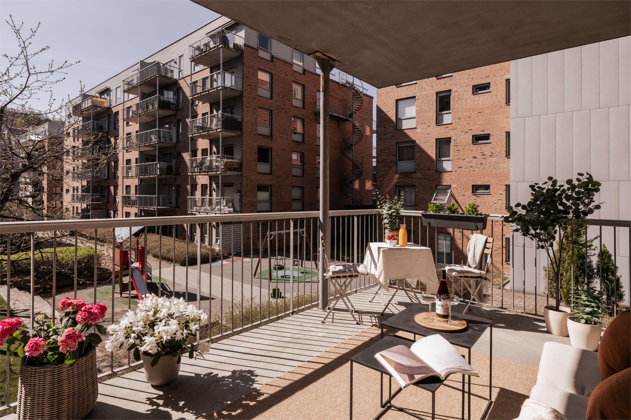 Balkongen veder mot syd og et hyggelig gårdsrom.