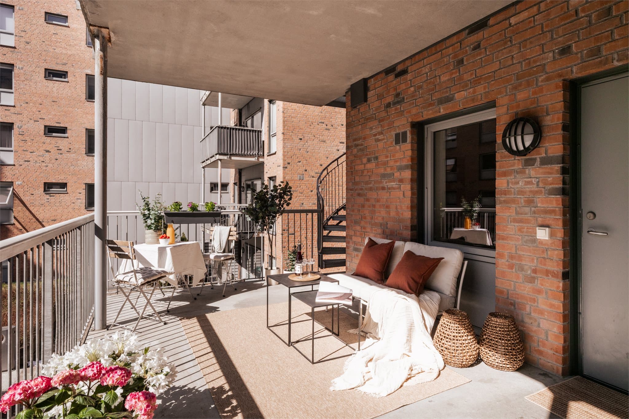 Uteplassen har rikelig med plass til både loungegruppe, spiseplass, planter og det dere måtte ønske.