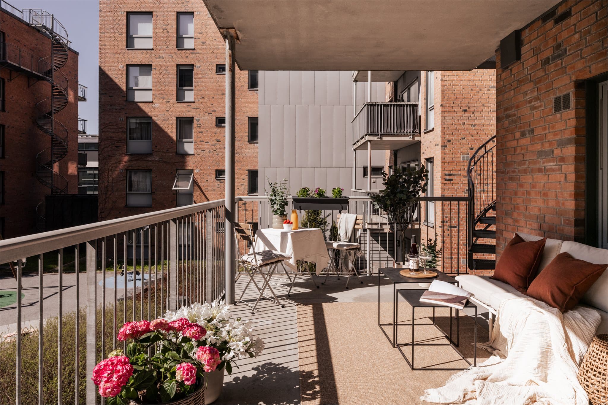 Varme sommerdager kan nytes på en solrik balkong målt til 7 m².