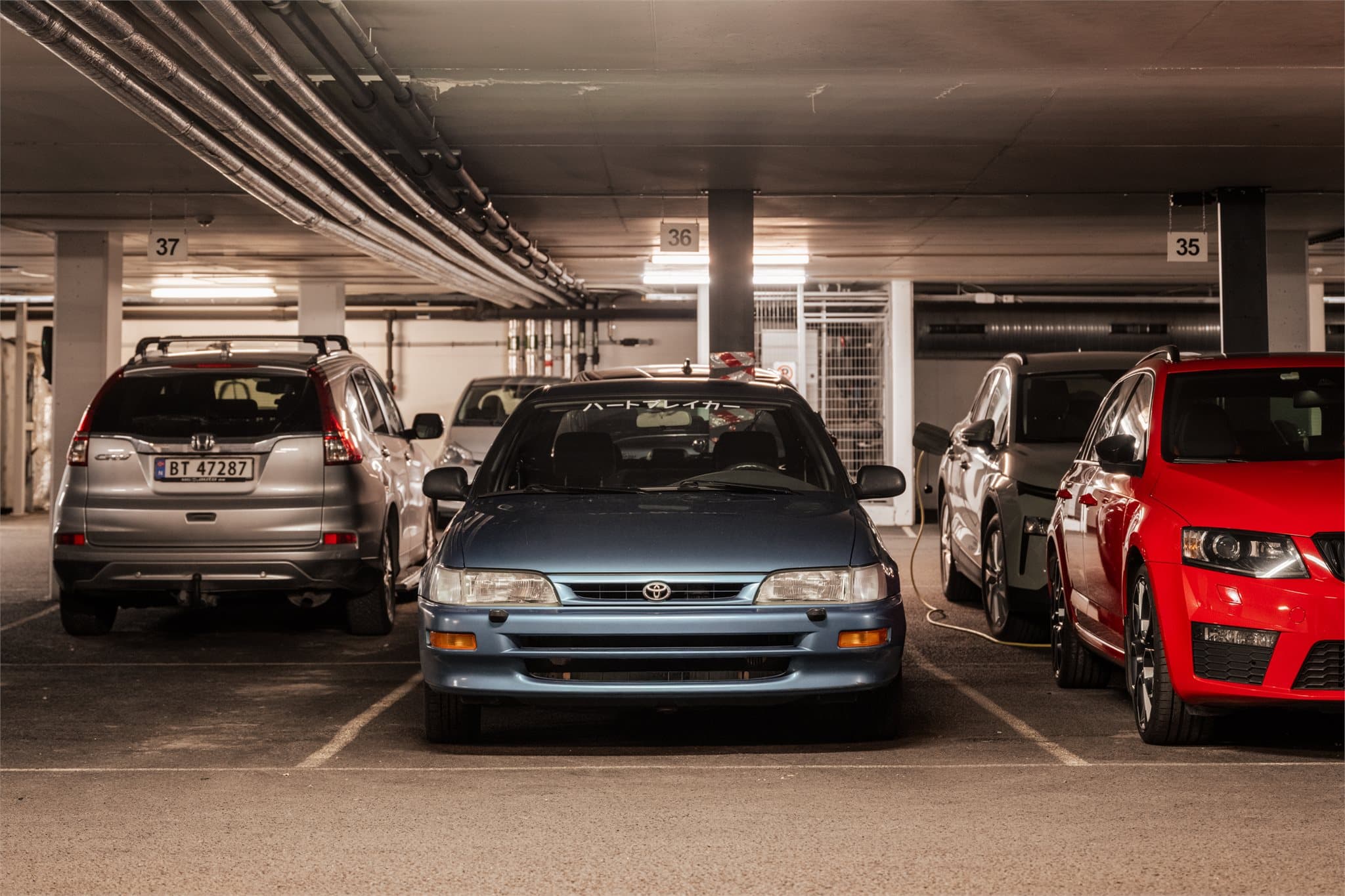 Det medfølger en garasjeplass i oppvarmet garasjeanlegg.