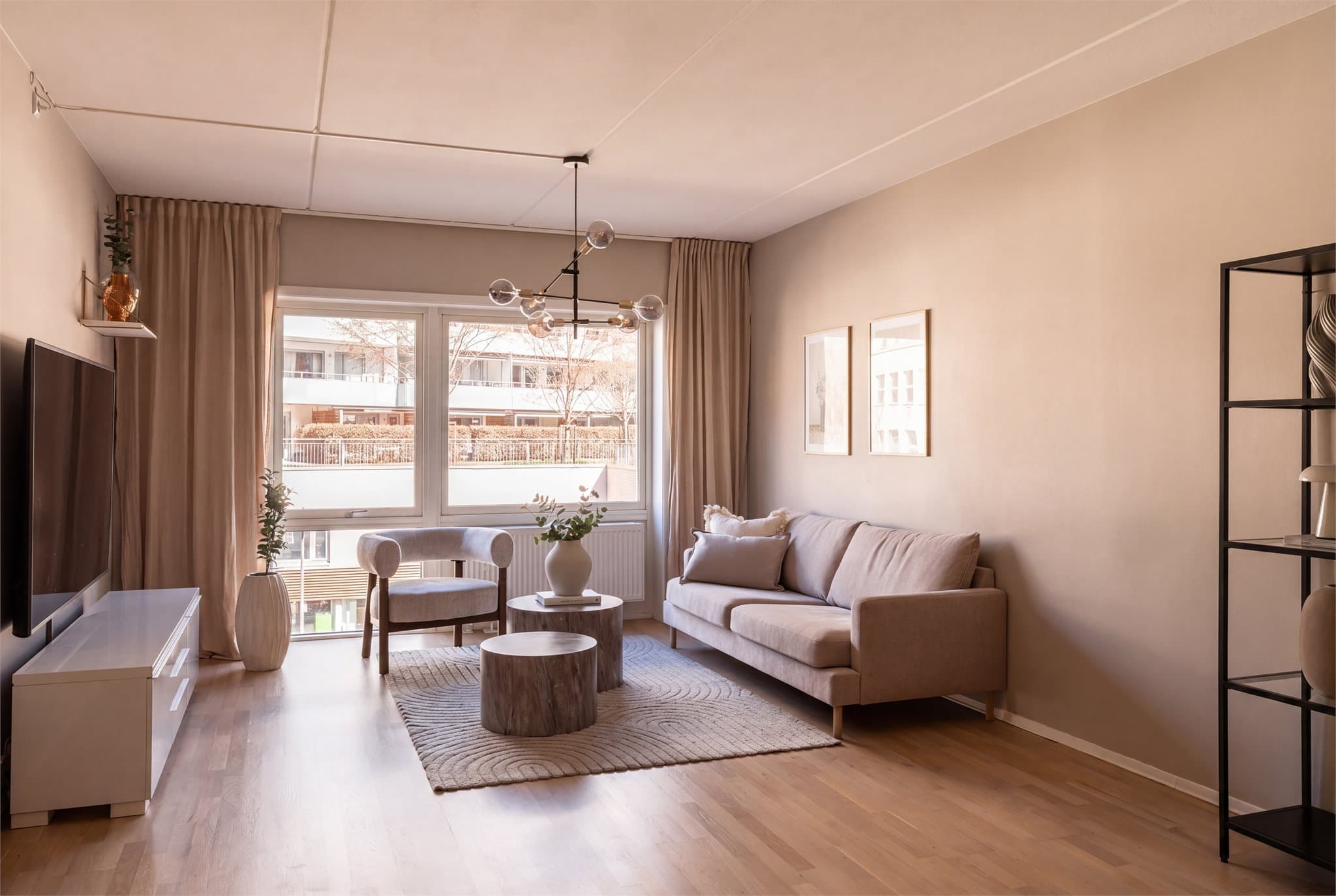 Et lyst, gjennomgående og vakkert hjem med skjermet beliggenhet i Kværnerbyen.