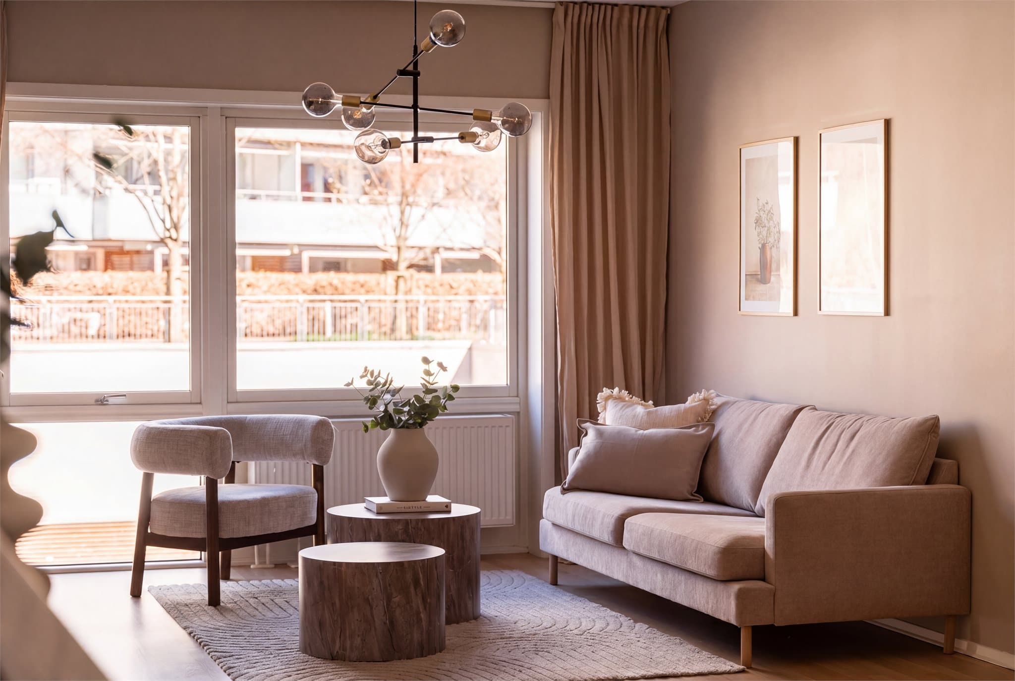 Leiligheten varmes opp via radiatorer tilknyttet fjernvarme.