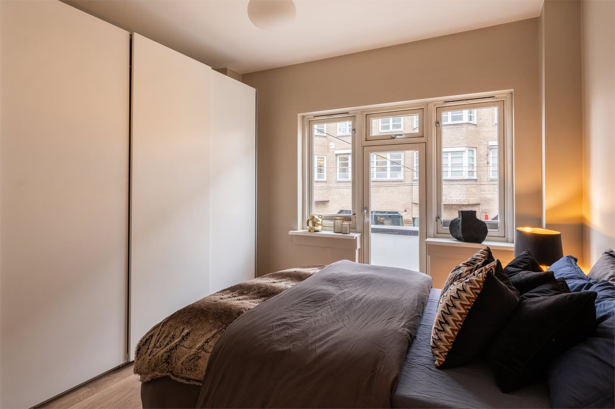 Soverommet er av god størrelse med plass til dobbeltseng med tilhørende møblement.