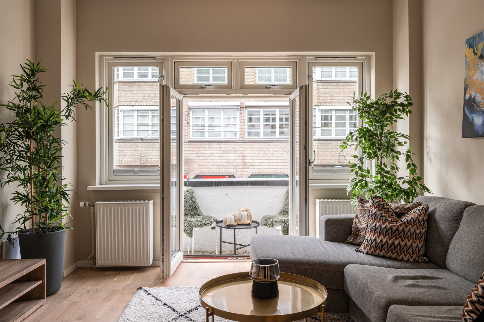 Fra stuen er det videre utgang til vestvendt balkong.