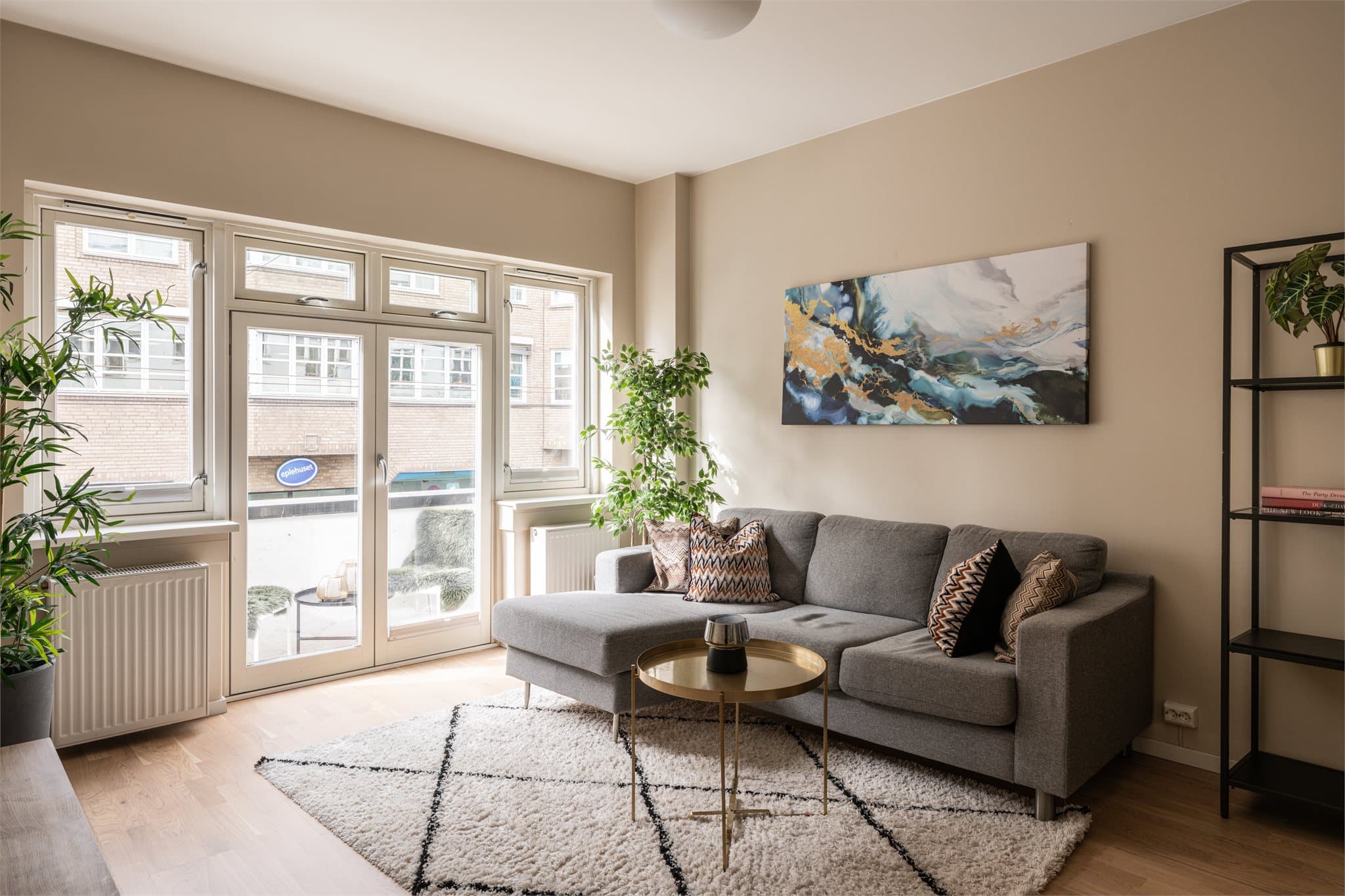 Dette er en lys og romslig 2-roms selveier med gjennomtenkt planløsning.