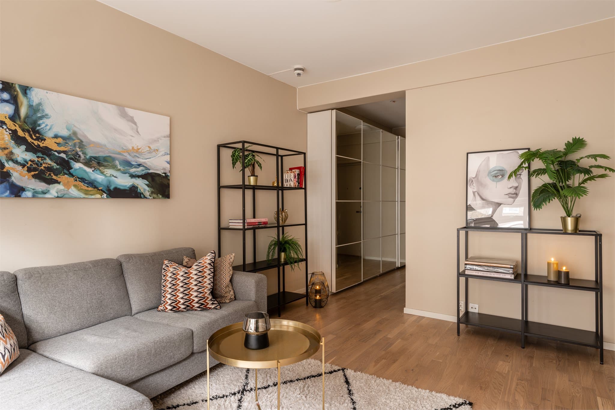 Leiligheten blir oppvarmet via radiatorer tilknyttet felles varmeanlegg.