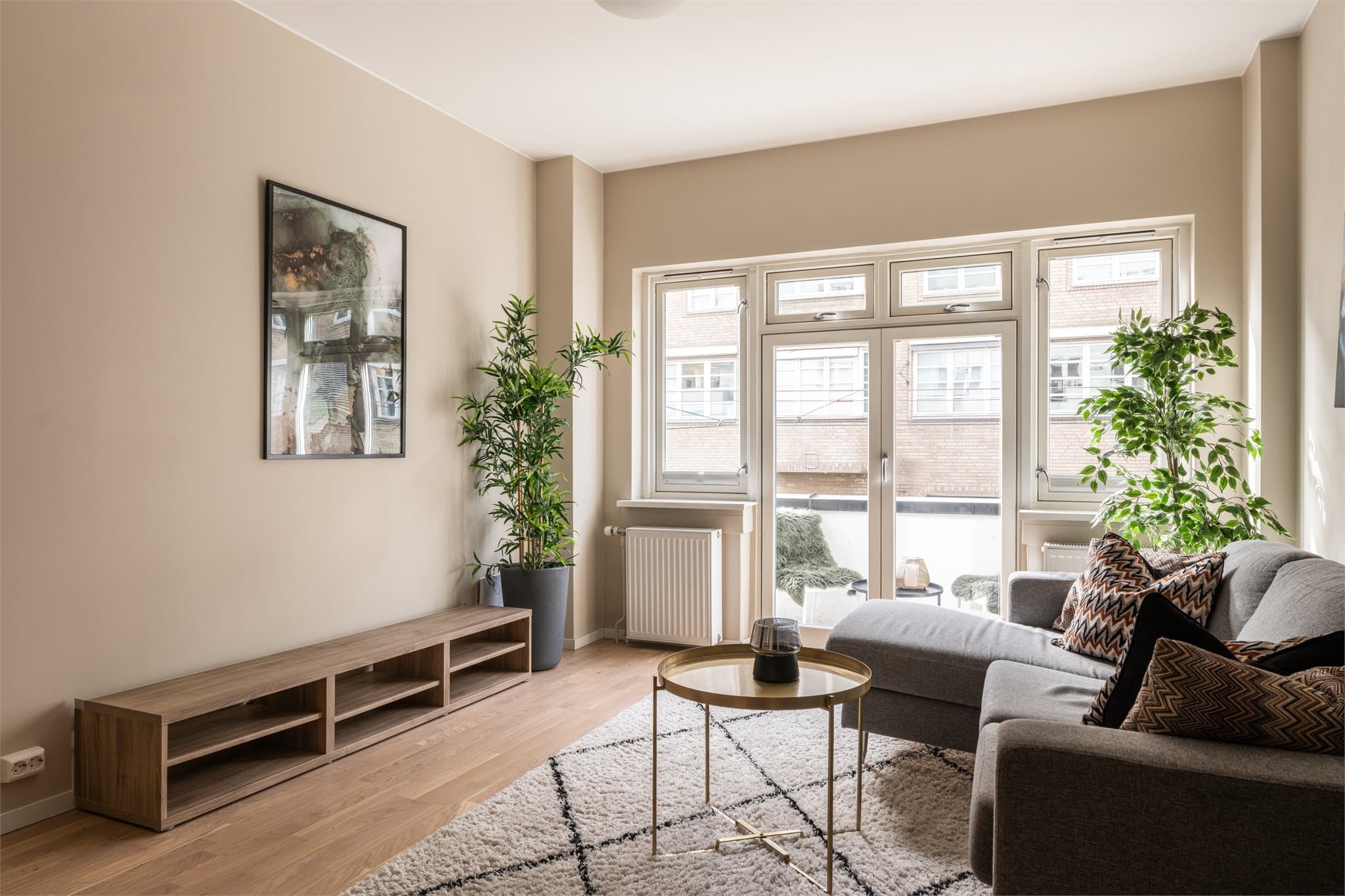 Stuen er leilighetens samlingspunkt, med god plass til sittegruppe og tilhørende møblement.