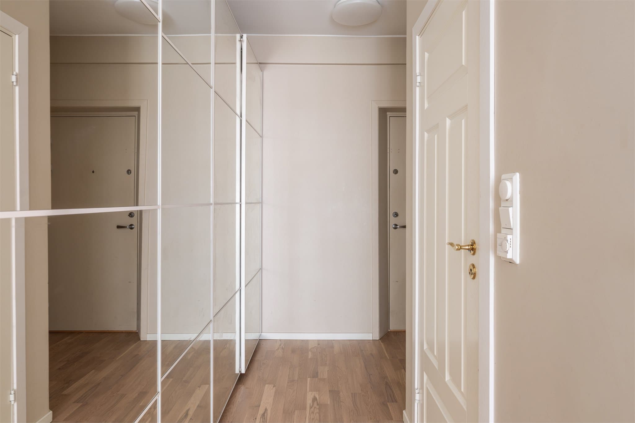 Videre i entréen er det gode muligheter for å henge fra seg yttertøy.