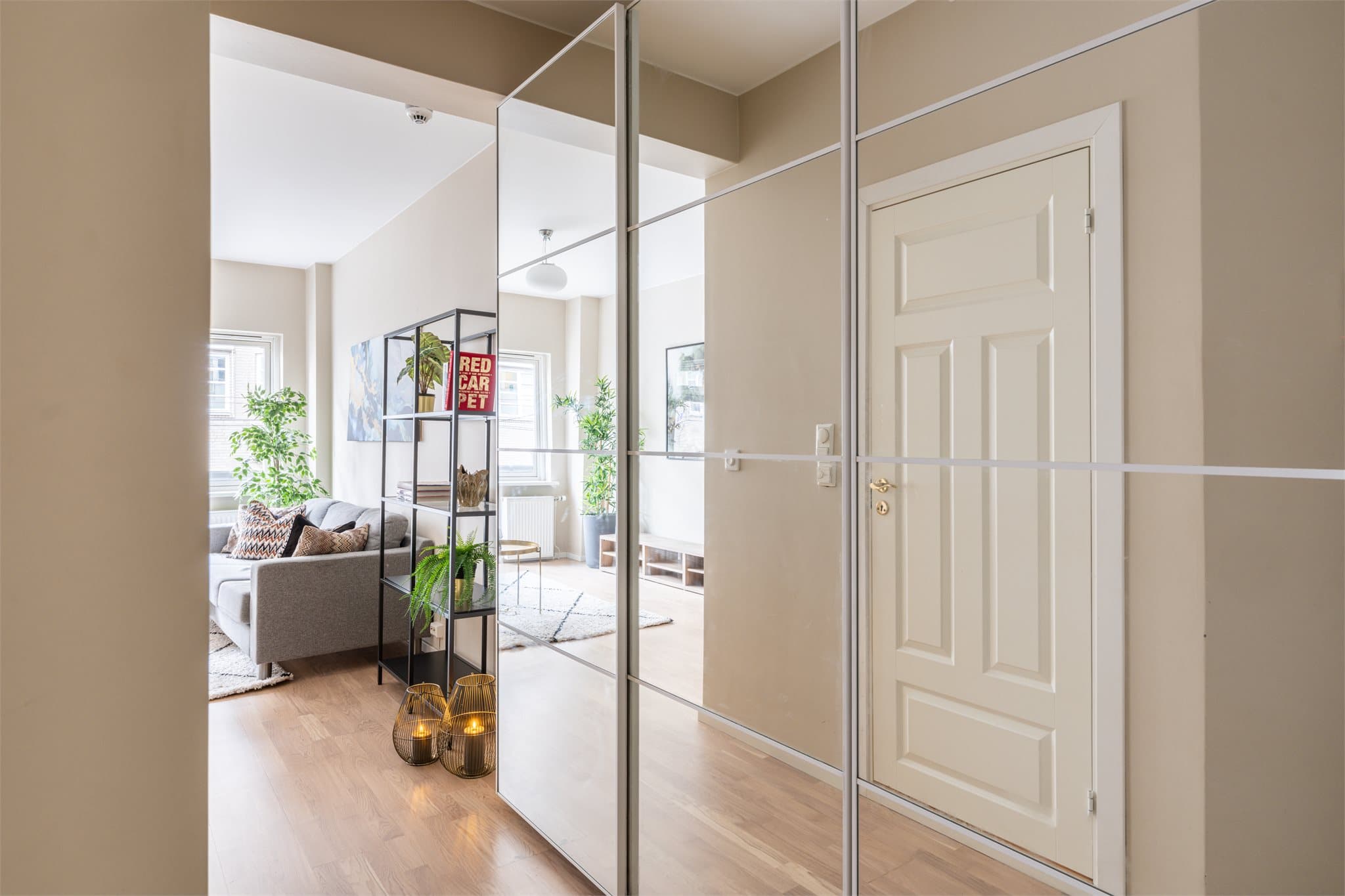 Leiligheten ble oppgradert med nye parkettgulv, lister og innedører i 2022