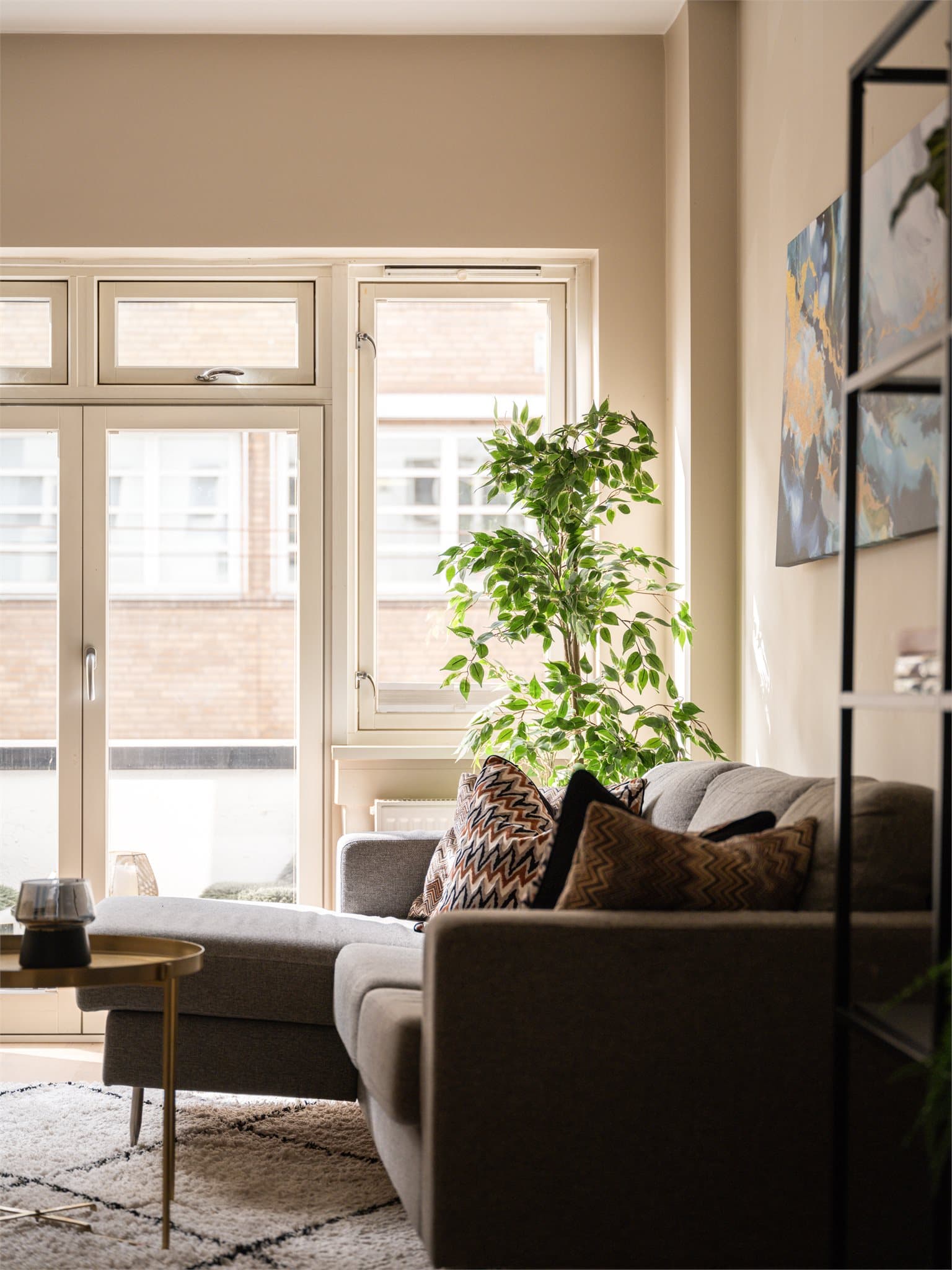 Boligen slipper inn rikelig med naturlig lys fra store vindusflater.