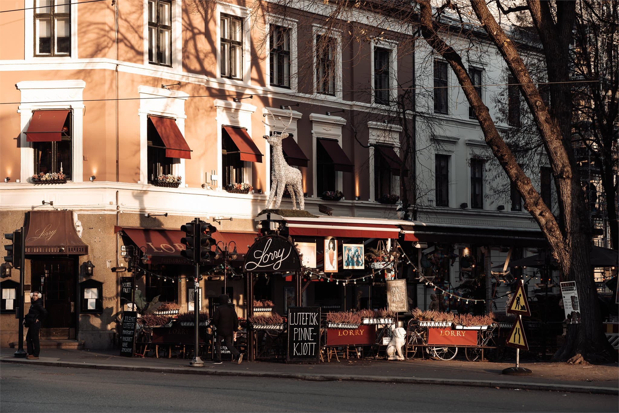 Servicesteder og restauranter i kort gangavstand fra leiligheten.