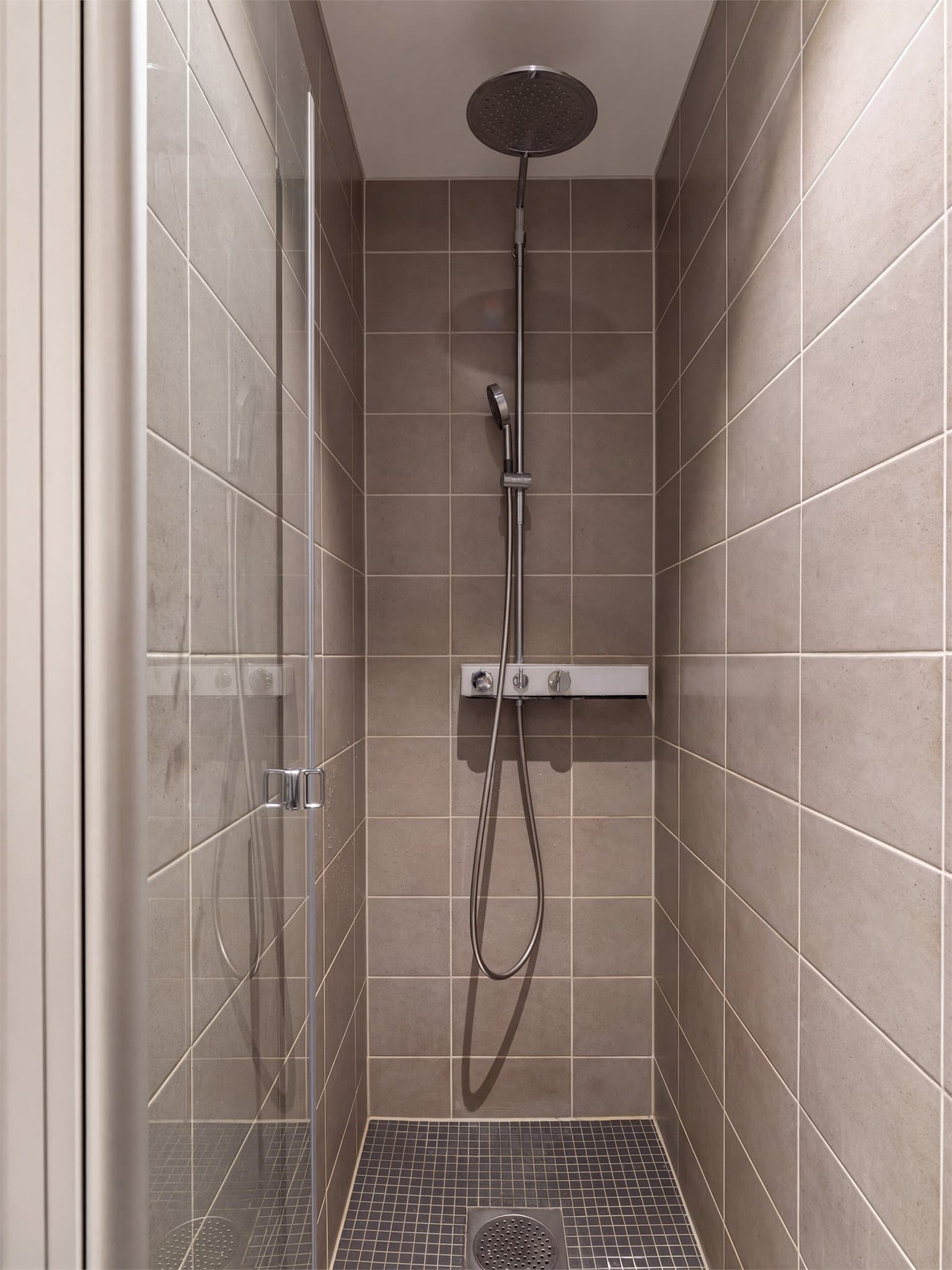 Praktisk dusjhjørne med regnfallsdusj. Bildet er AI-redigert.