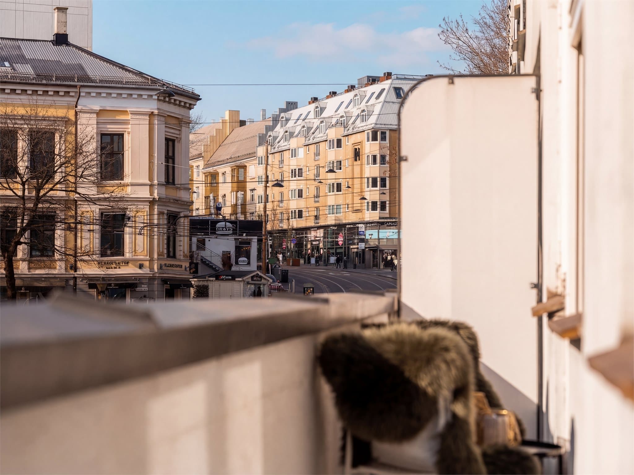 Balkongen er på ca. 5 kvm med utsyn til populære Hegdehaugsveien/Bogstadveien. Bildet er AI-redigert.