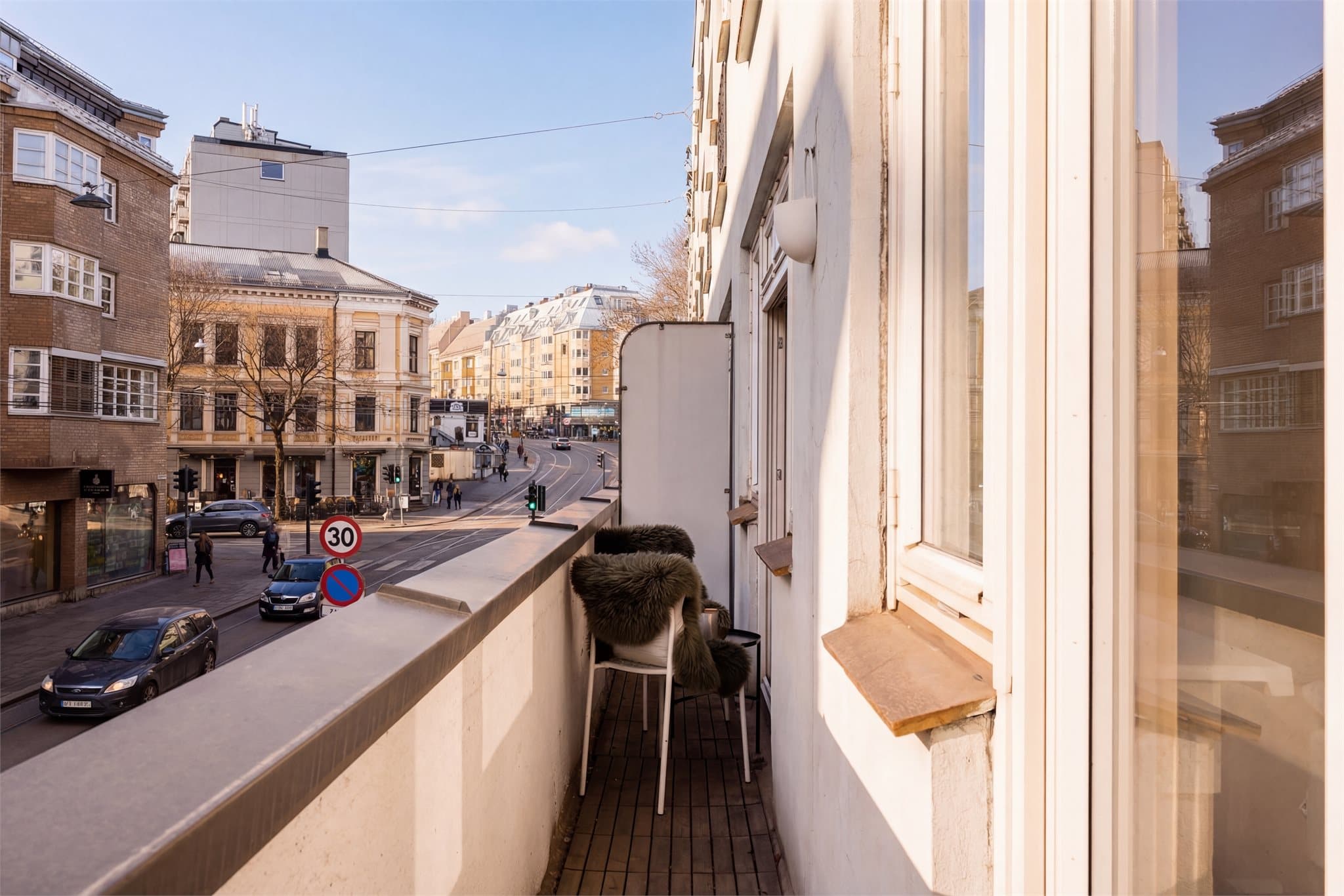 Leiligheten ligger meget sentralt til i attraktive Hegdehaugsveien på Majorstuen. Bildet er AI-redigert.