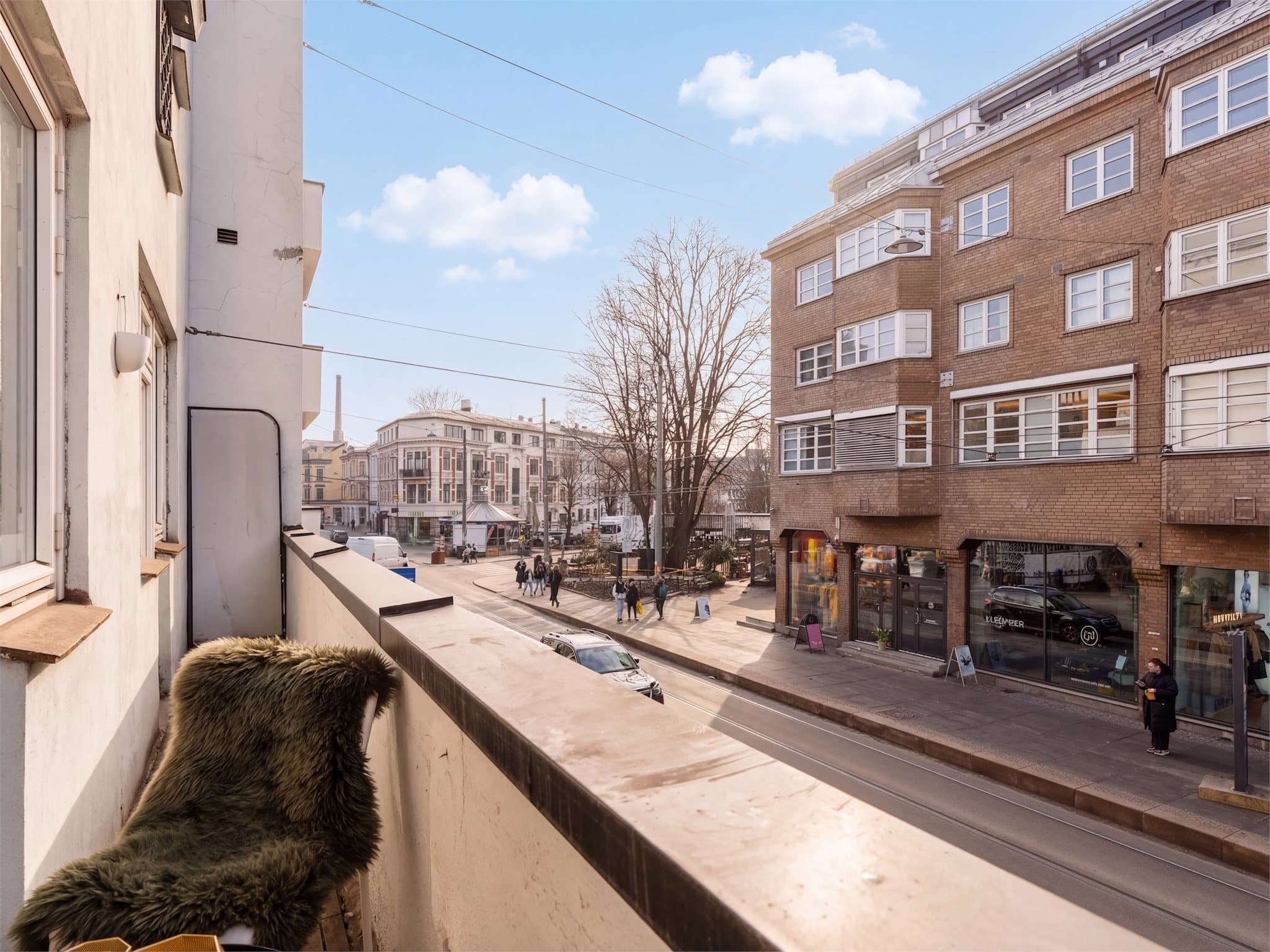 Her er det plass til diverse utemøblement. Bildet er AI-redigert.