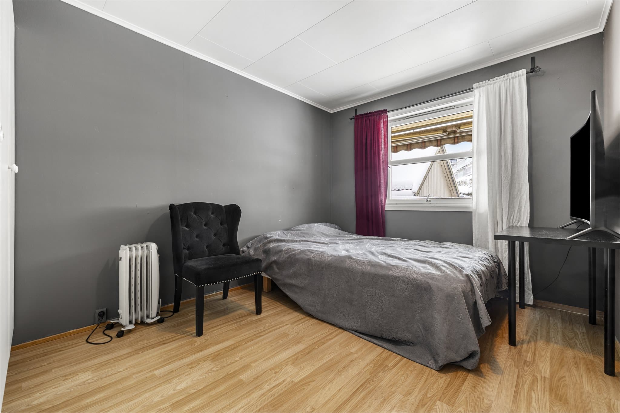 Soverom egnet som barnerom, gjesterom eller kontor.