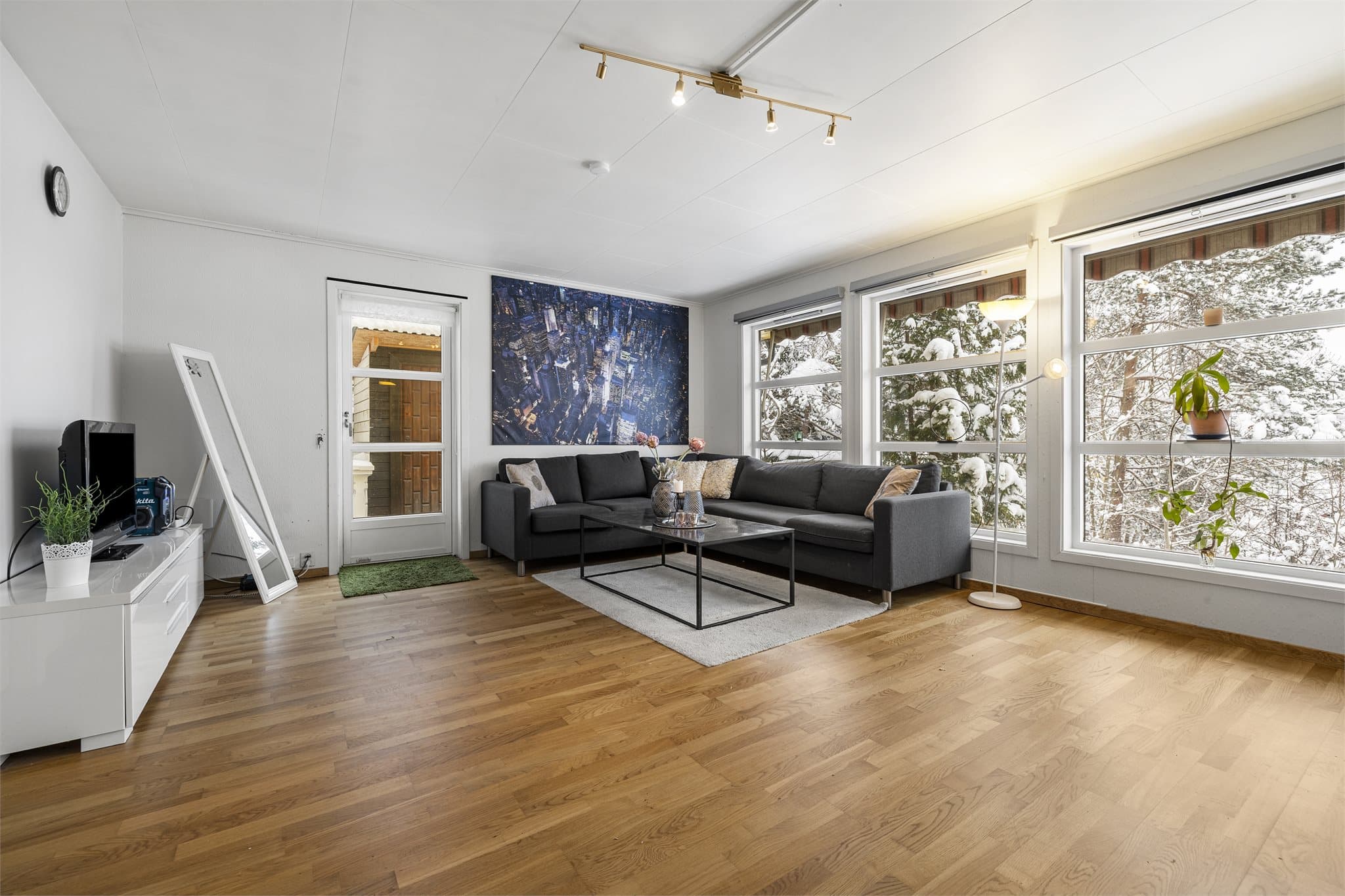 Stuen har direkte utgang til terrasse og utearealer.