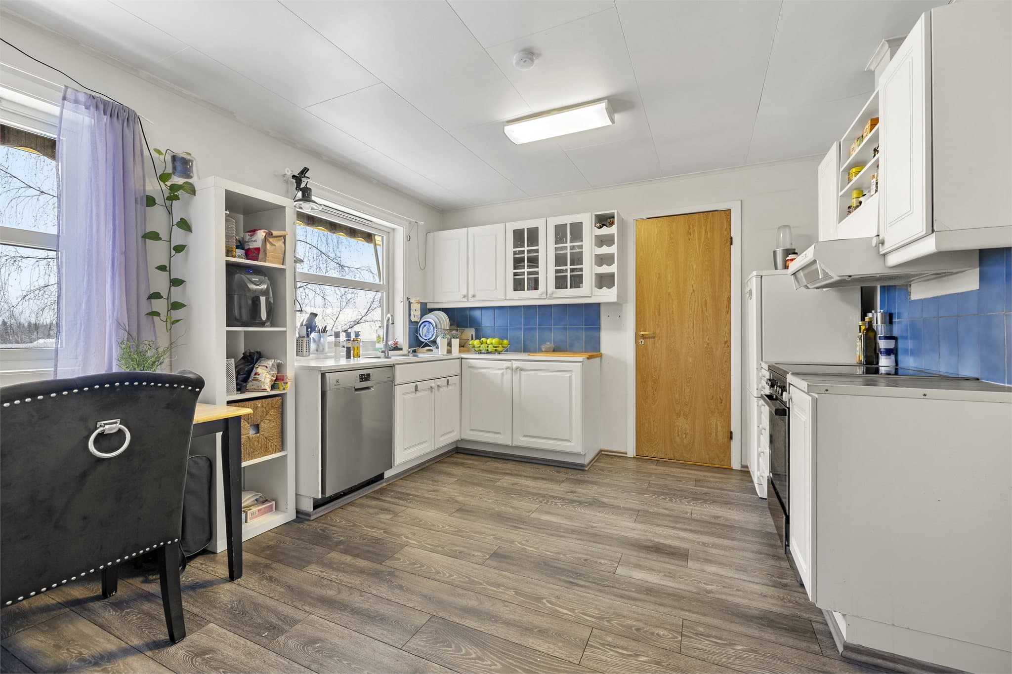 Kjøkkenet har praktisk utforming og plass til spisebord, godt egnet for hverdagsbruk.