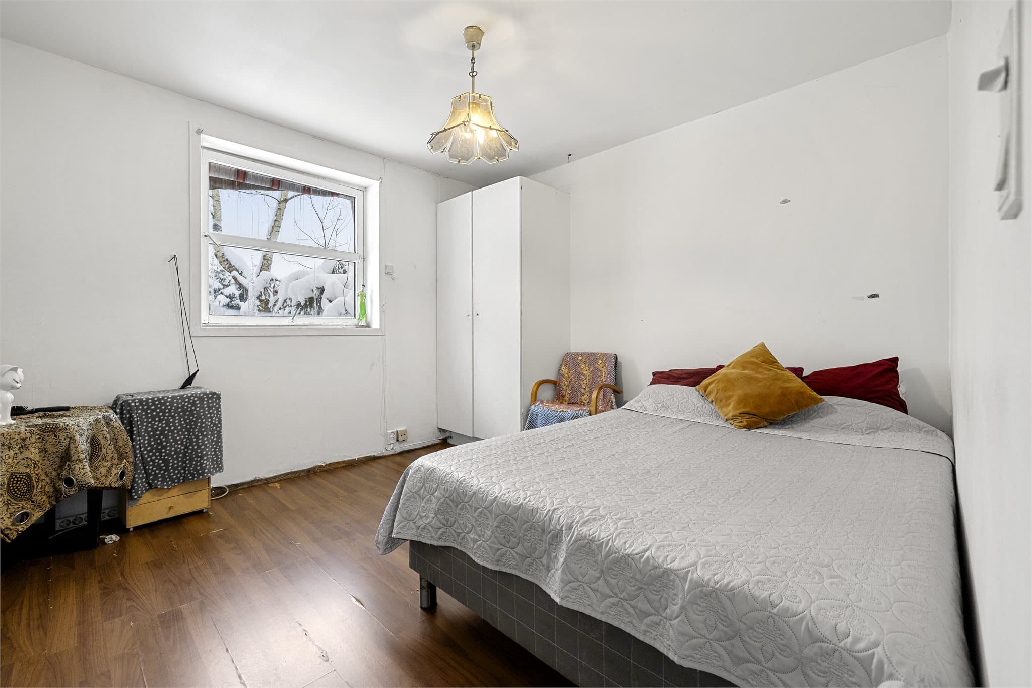 I kjelleretasjen er det to soverom med gode møbleringsmuligheter og plass til både seng og garderobeløsning.