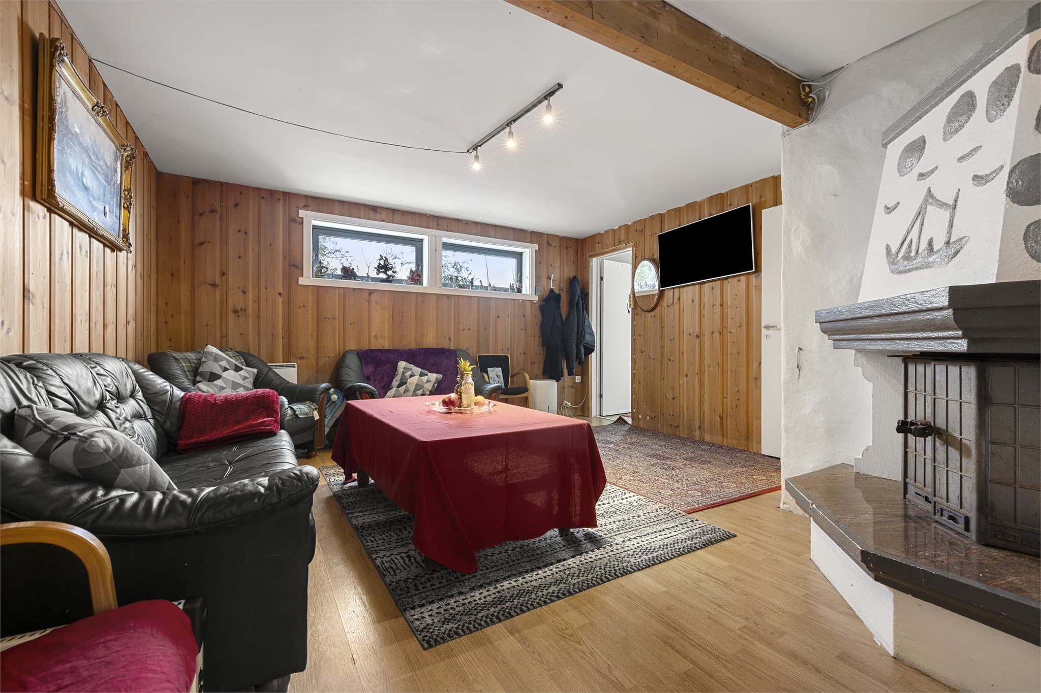 Kjellerstue benyttet som oppholdsrom. Rommet er ikke godkjent for varig opphold. Se nærmere omtale i salgsoppgaven.