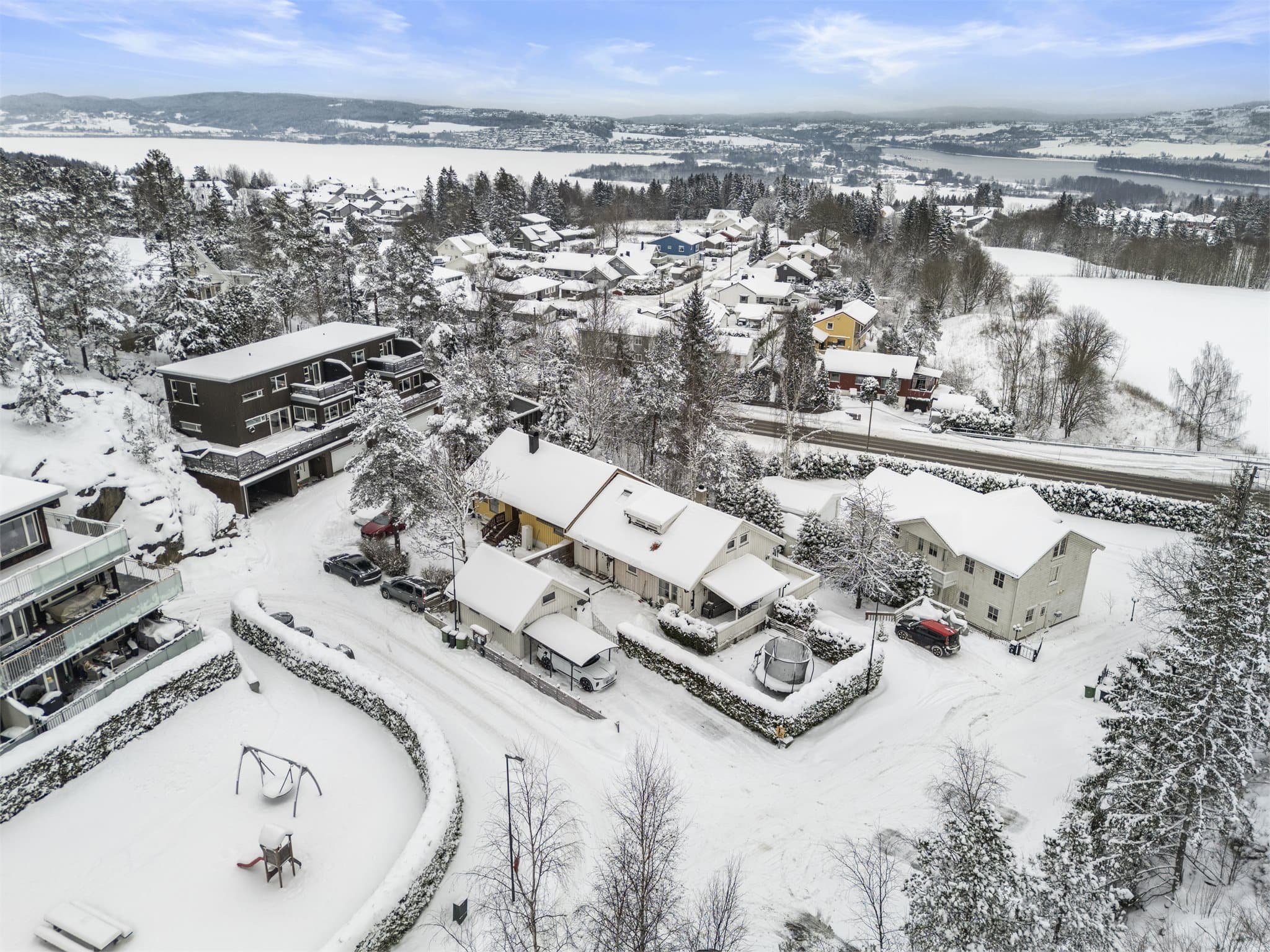 Oversiktsbilde som viser boligens beliggenhet i et etablert boligområde.