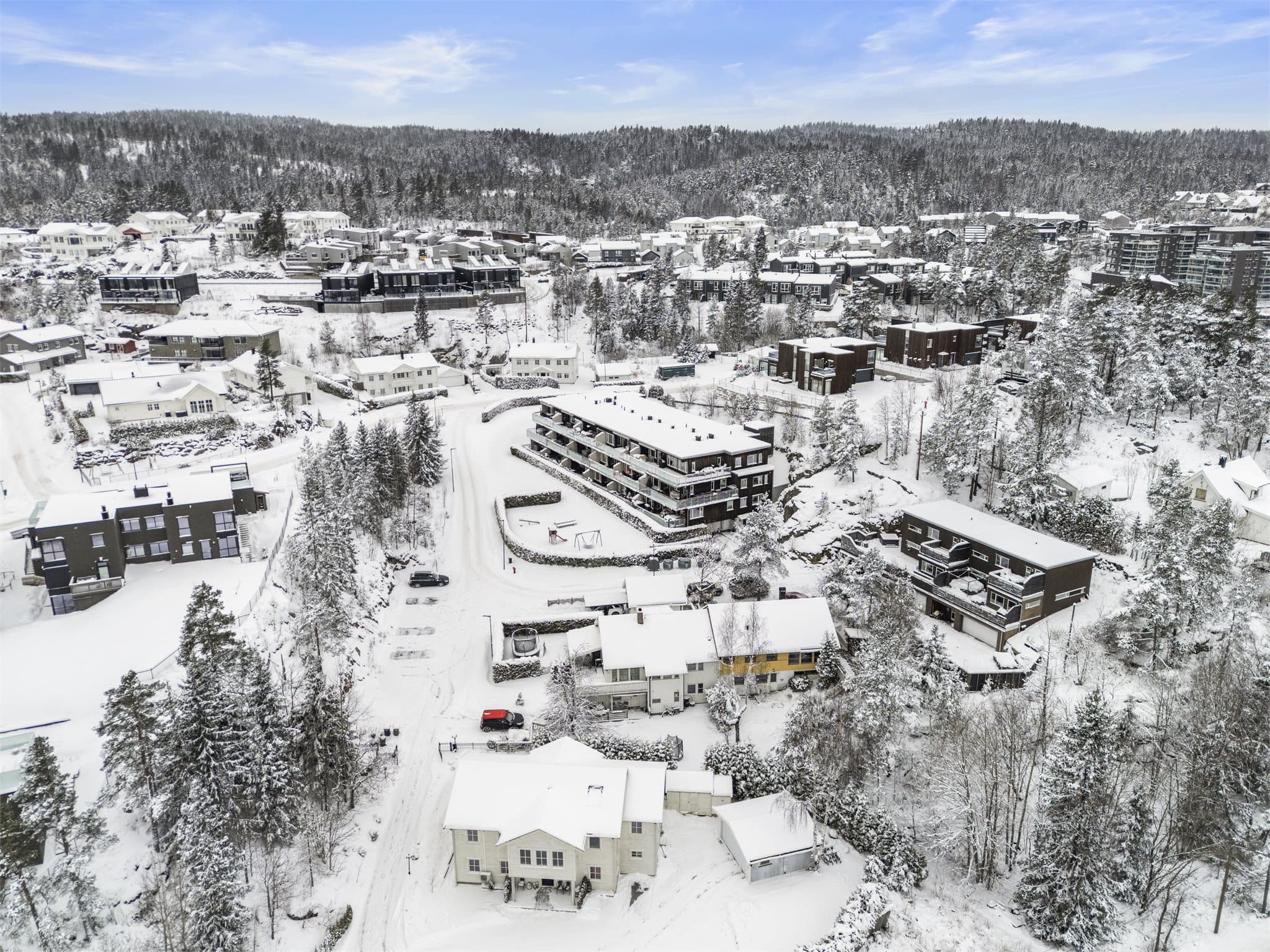 Luftfoto som gir god oversikt over nærområdet og omkringliggende bebyggelse.
